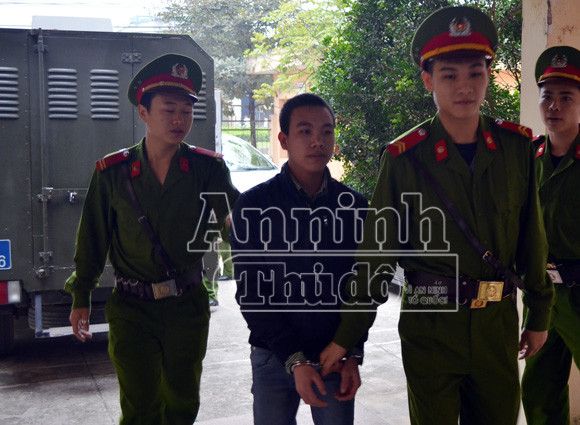 Bị cáo Hậu được dẫn giải từ xe đặc chủng vào phòng xét xử 