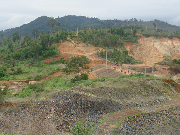 Đập dâng thủy điện Ia Krêl 2 toàn bằng đất_Ảnh: L.Đ.Dũng