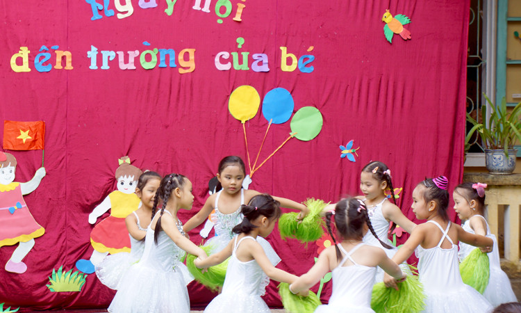 Tiết mục văn nghệ của các bé tại trường mầm nong Ngọc Thụy (Long Biên).