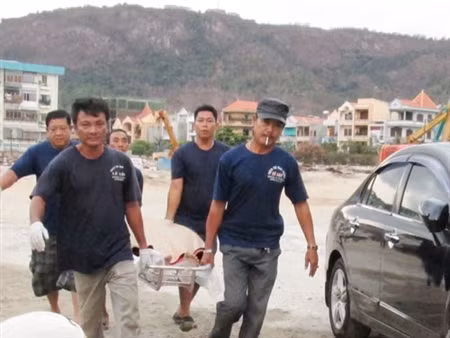 Đưa xác Chỉ huy trưởng công trường kỹ sư Lê Văn Chương đi khám nghiệm pháp y. Ảnh: Phạm Hùng