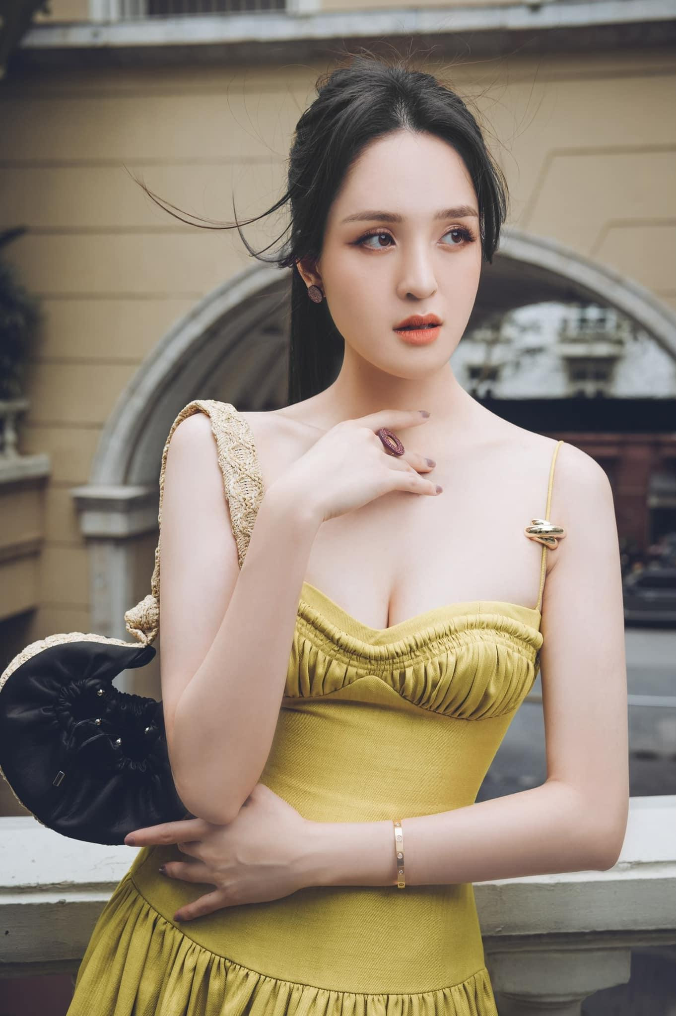 Bên cạnh đó, gu thời trang đời thường của nàng Á hậu đất Bắc cũng được đánh giá là &apos;thăng hạng&apos; ngày càng cá tính, quyến rũ. Bộ váy cúp ngực tông màu vàng nổi bật tôn lên vòng một quyến rũ của Hoàng Anh.