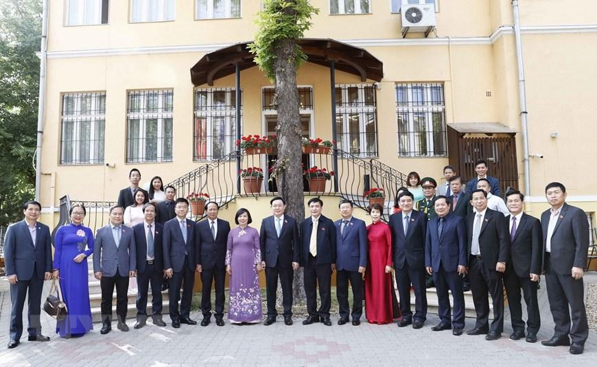 Chủ tịch Quốc hội Vương Đình Huệ với cán bộ, nhân viên Đại sứ quán và cộng đồng người Việt tại Hungary. (Ảnh: Doãn Tấn/TTXVN) Chủ tịch Quốc hội Vương Đình Huệ với cán bộ, nhân viên Đại sứ quán và cộng đồng người Việt tại Hungary. (Ảnh: Doãn Tấn/TTXVN)