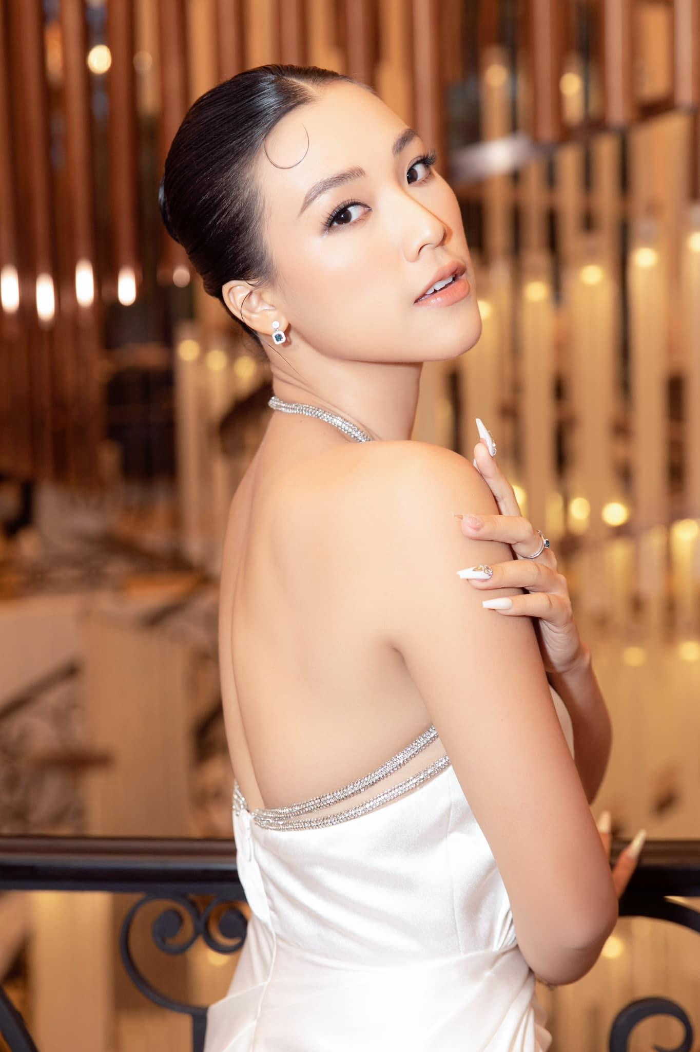 Trước đó, cô gắn liền với hình ảnh an toàn, thanh lịch.