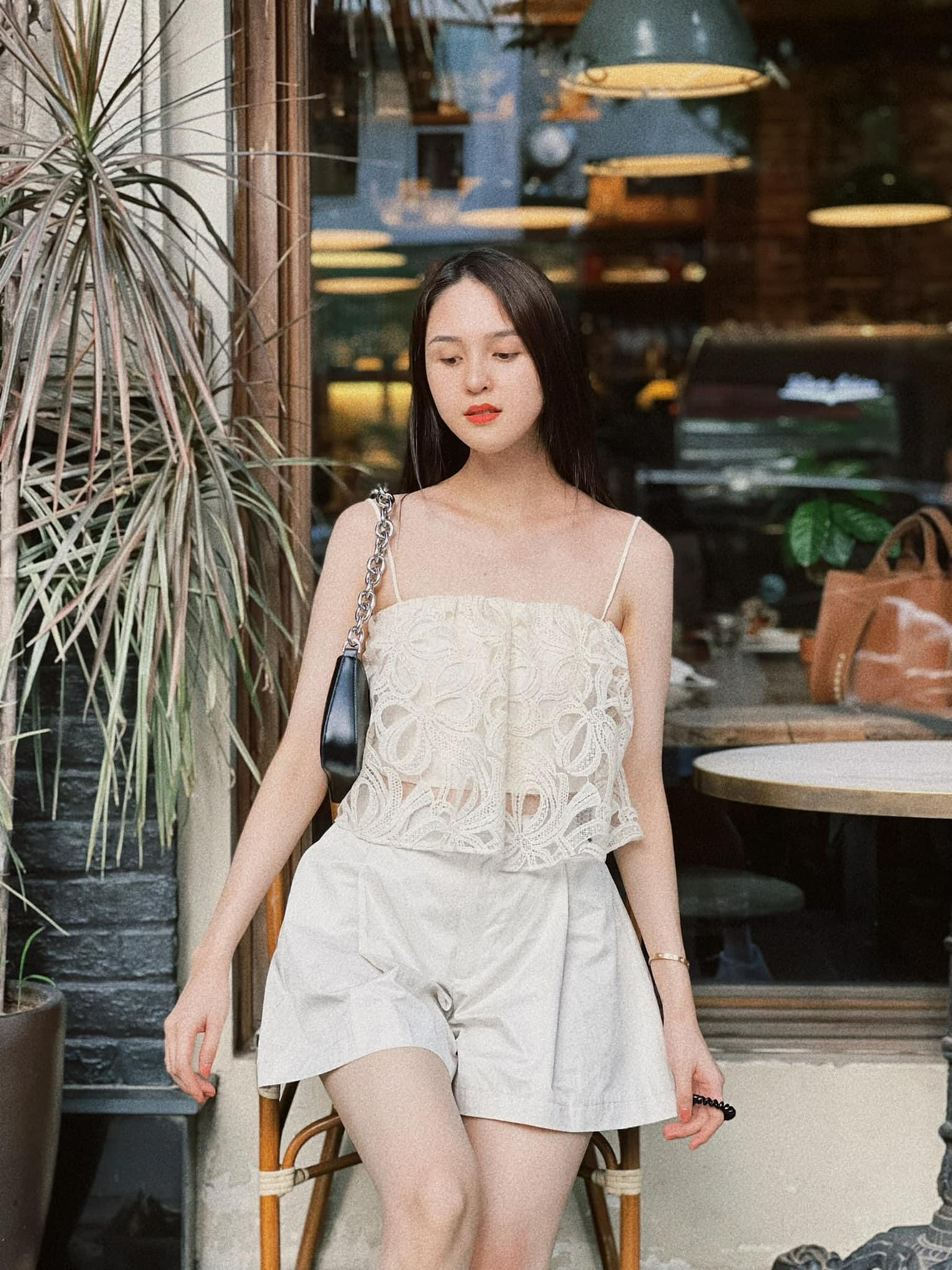 Á hậu Hoàng Anh diện áo ren xuyên thấu khoe nhan sắc quyến rũ và gợi cảm dù đã sinh hai con.