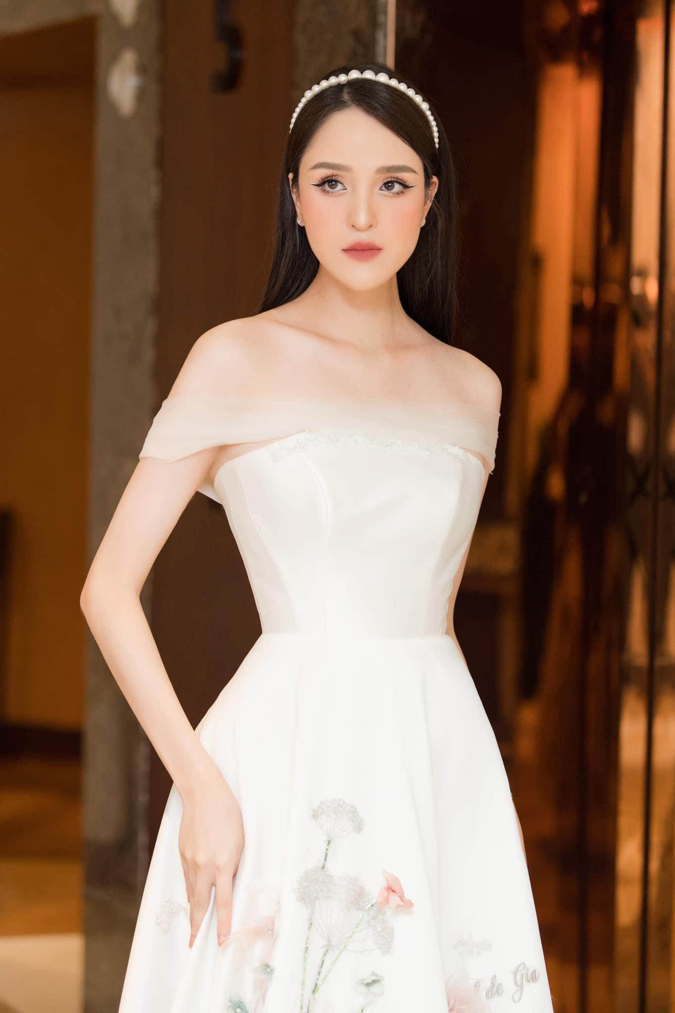 Bộ váy trễ vai tông màu trắng tôn lên nhan sắc kiều diễm của mỹ nhân sinh năm 1994.