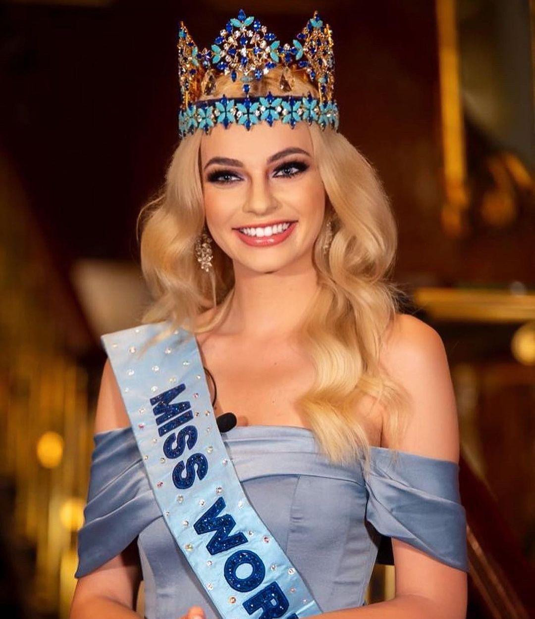 Đương kim Hoa hậu Thế giới 2021 Karolina Bielawska mới đây đã giành chiến thắng trong cuộc bầu chọn &quot;Hoa hậu của các Hoa hậu&quot; năm 2021 do chuyên trang Globalbeauties bầu chọn.