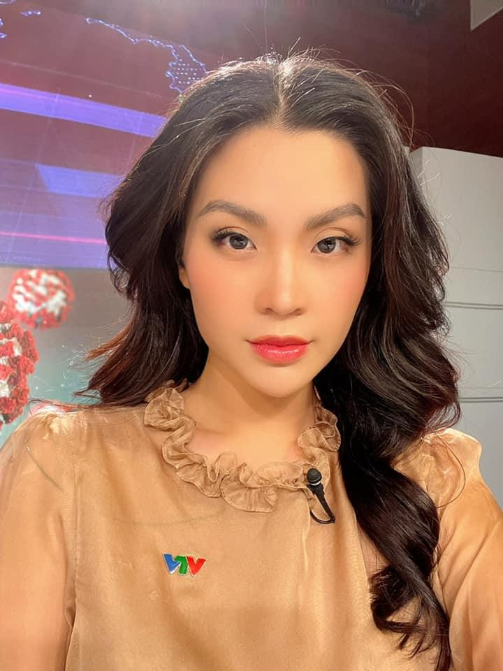 Mỗi lần lên sóng, nàng Á hậu Việt Nam 2014 đều ghi dấu ấn nhờ sự thanh lịch của mình.