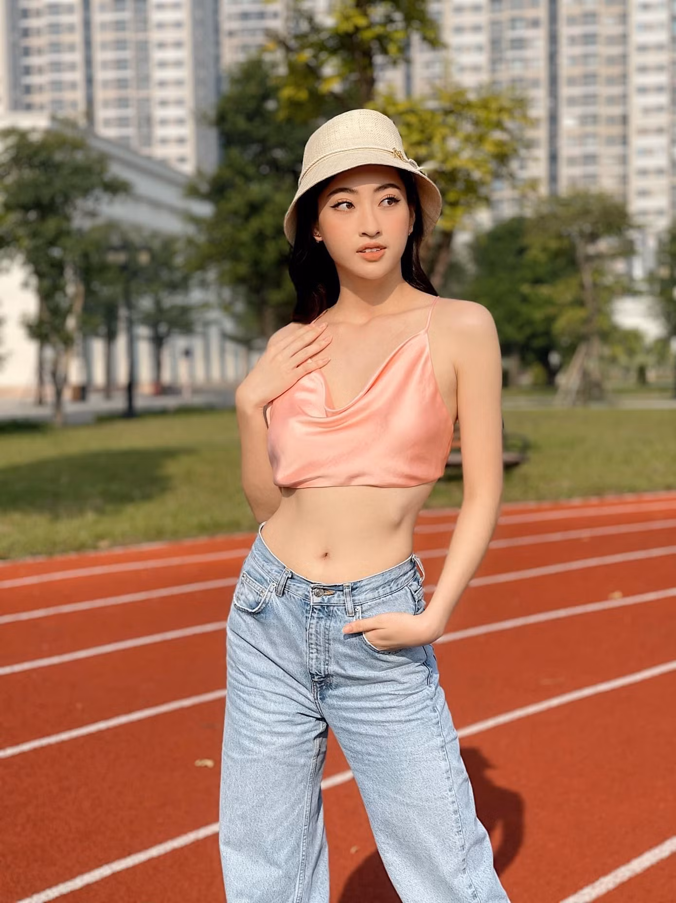 Trong khi đó, Lương Thuỳ Linh thể hiện sự đa dạng, thời trang trong cách phối đồ. Cô từng gây bất ngờ khi phối áo crop-top màu hồng chất liệu lụa với quần jeans.