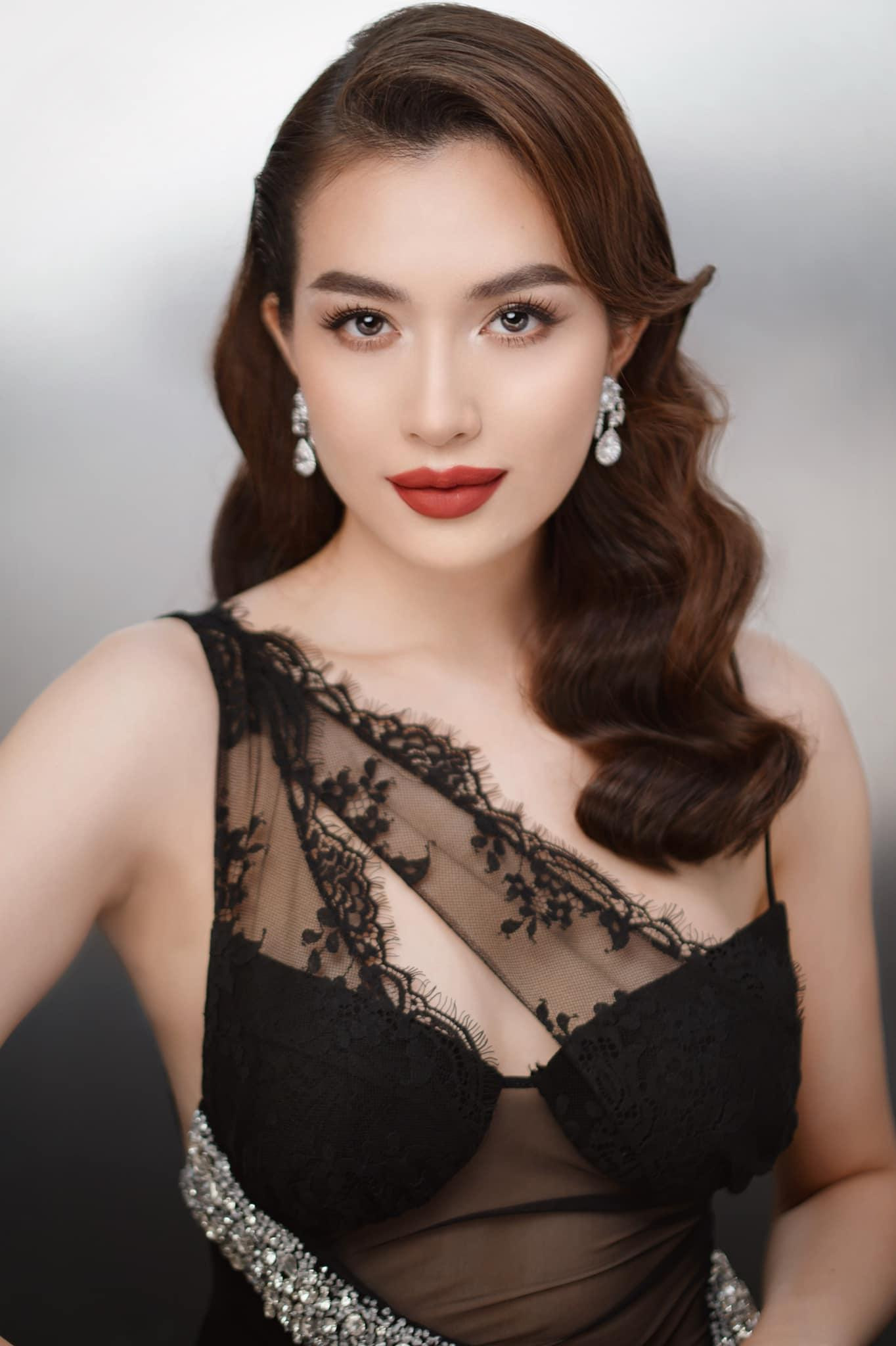 Á hậu Lệ Hằng diện váy ren đen xuyên thấu gợi cảm.