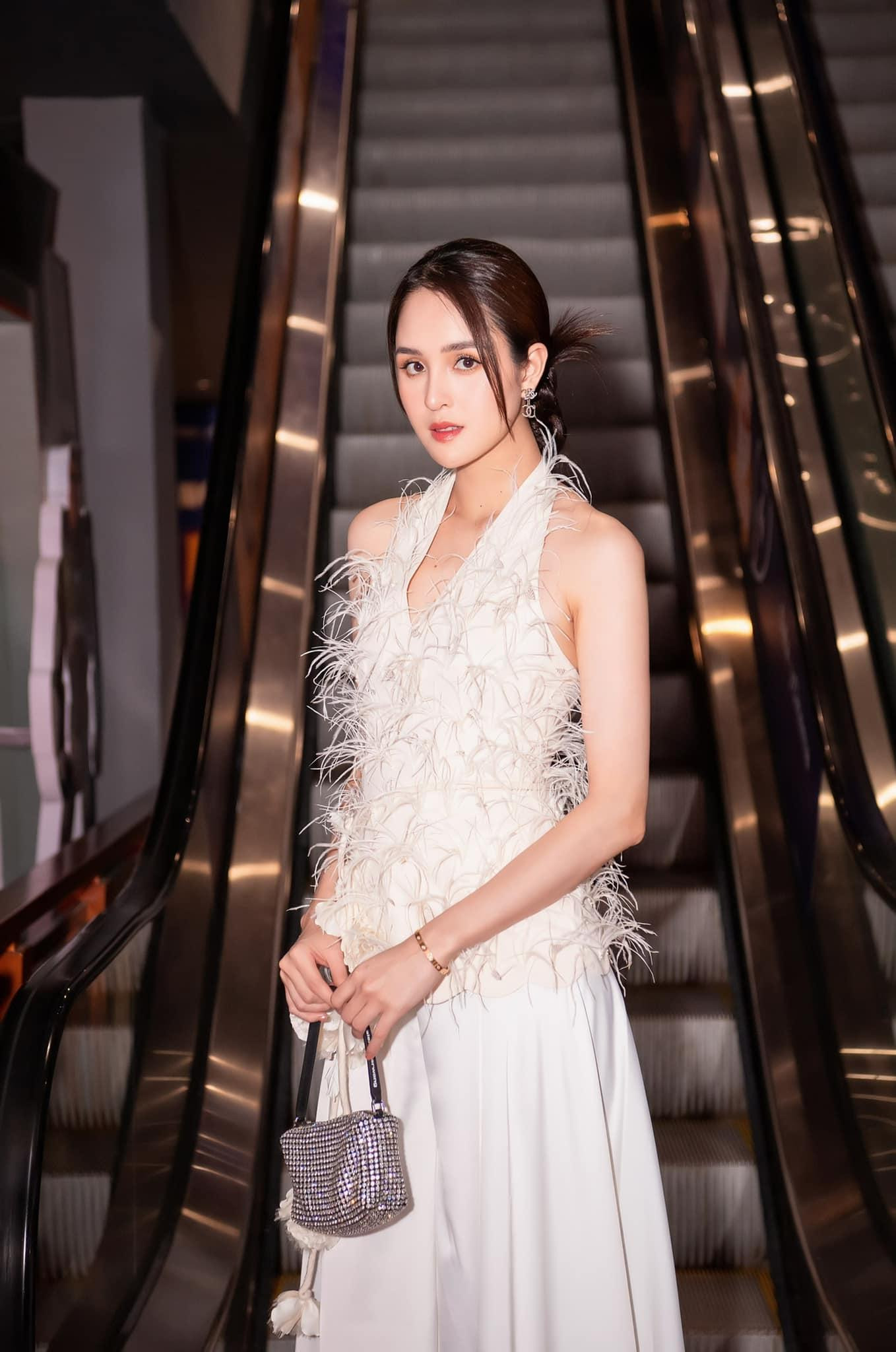 Sau một thời gian dài vắng bóng khỏi showbiz để chăm lo cho gia đình, thời gian gần đây Á hậu Hoàng Anh tái xuất ở nhiều sự kiện với nhan sắc lộng lẫy và gu thời trang sành điệu.