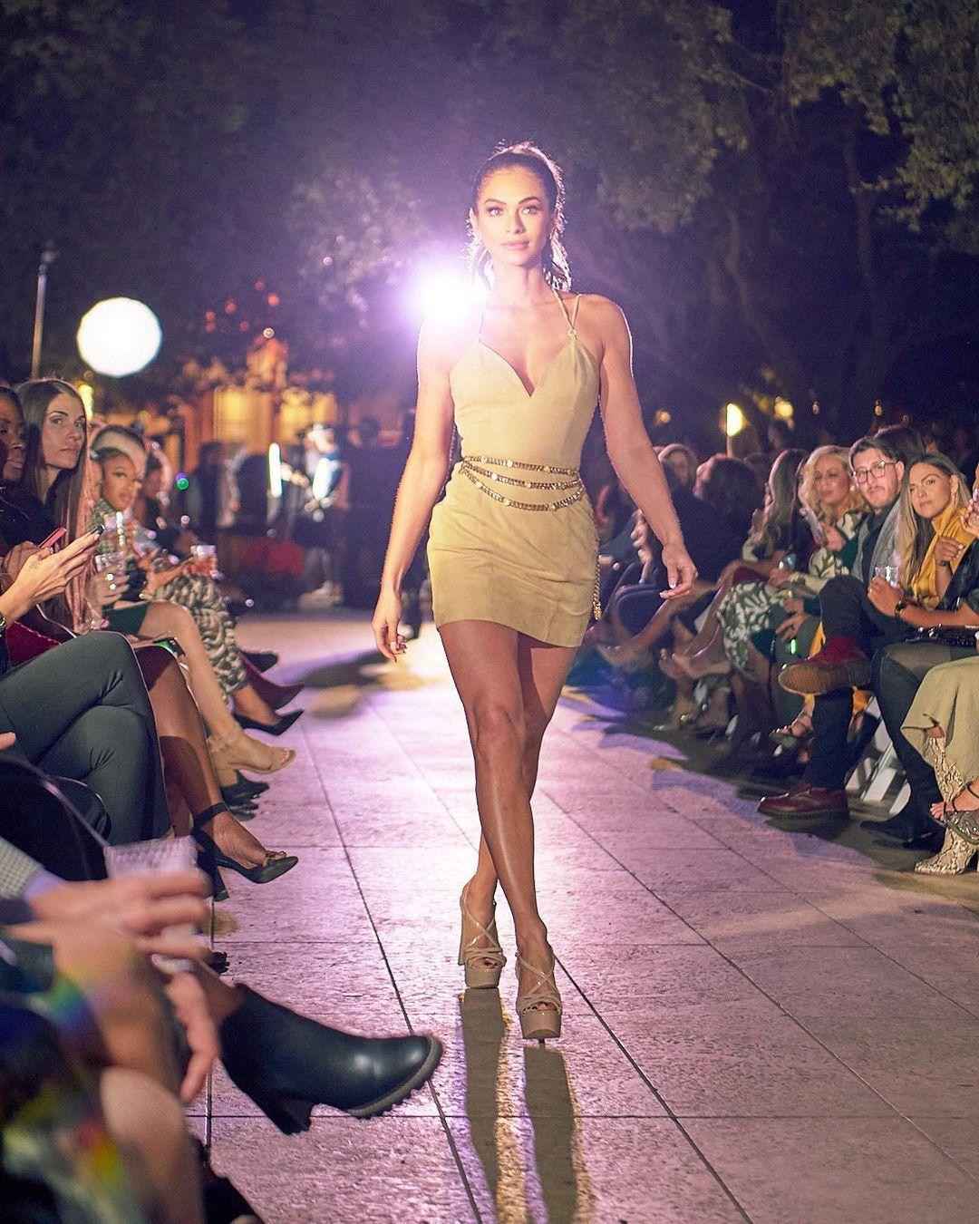 Priscilla Londoño cũng từng có nhiều kinh nghiệm thi thố sắc đẹp khi cô từng giành được giải Miss Houston USA 2021.