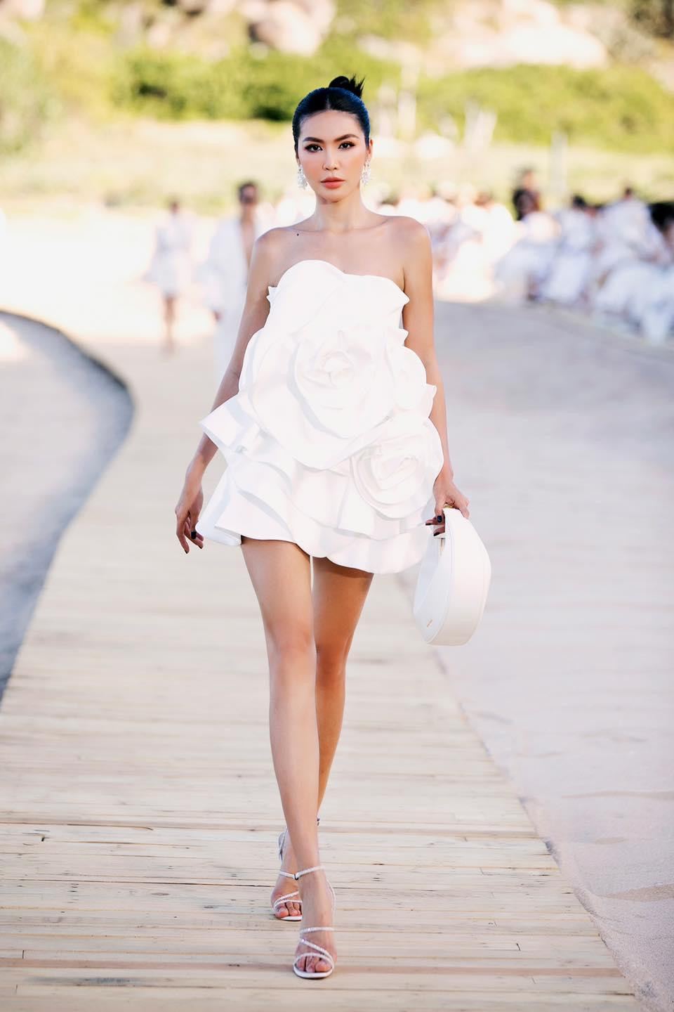 Siêu mẫu Minh Tú mặc váy cúp ngực khoe chân dài thon thả, sexy.