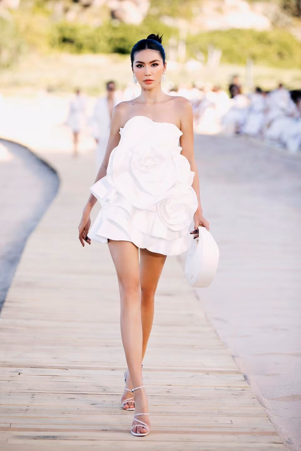 Siêu mẫu Minh Tú mặc váy cúp ngực khoe chân dài thon thả, sexy.