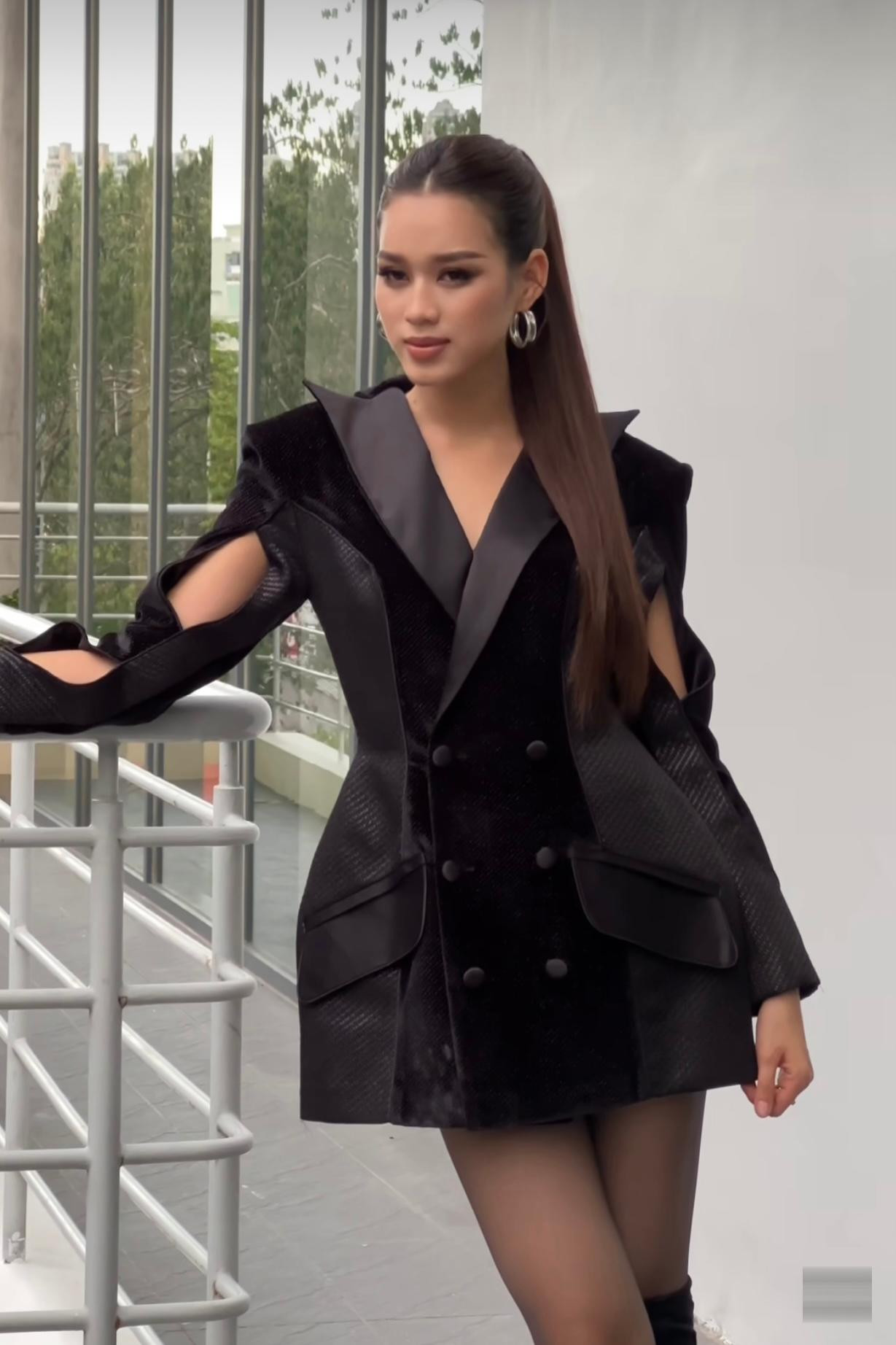 Hoa hậu Đỗ Thị Hà diện mốt giấu quần cá tính, khoe đôi chân dài 1m1 sexy.