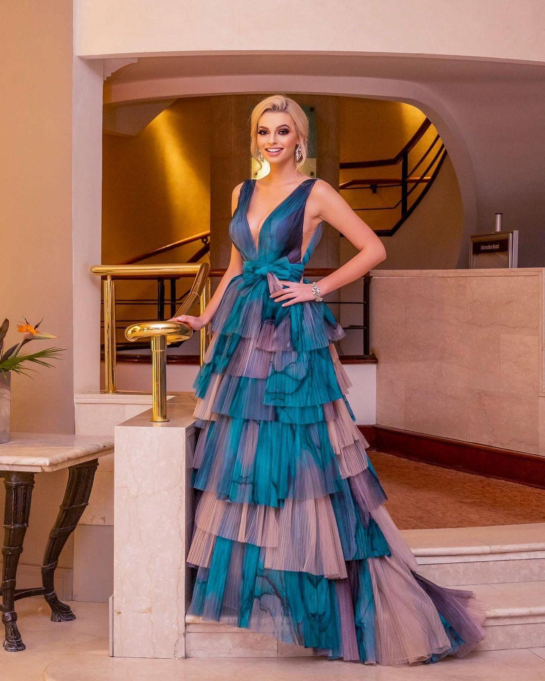 Mỗi lần xuất hiện, cô đều gây ấn tượng với nhan sắc cực kỳ xinh đẹp và quyến rũ của mình.