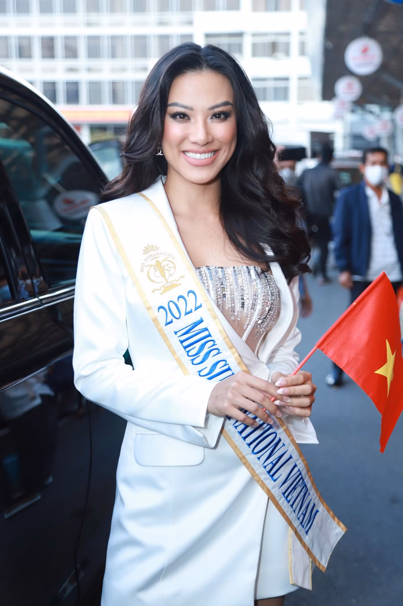 Chiều 27/6, Á hậu Kim Duyên đã chính thức lên đường sang Ba Lan để tham dự Hoa hậu Siêu quốc gia 2022. Xuất hiện ở sân bay, Kim Duyên diện bộ váy trắng thanh lịch, khoe đôi chân dài quyến rũ.