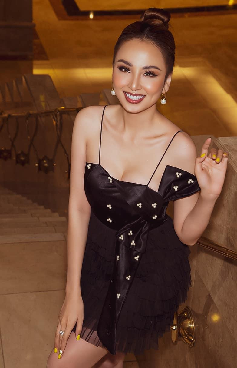 Hoa hậu Diễm Hương diện váy cúp ngực nóng bỏng khoe nhan sắc yêu kiều. Hoa hậu Diễm Hương diện váy cúp ngực nóng bỏng khoe nhan sắc yêu kiều.