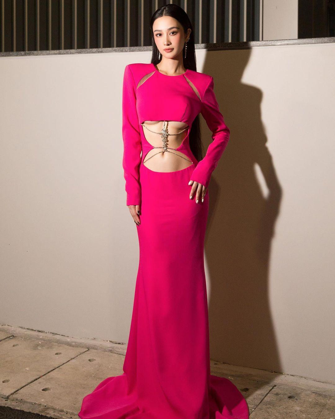 Mới đây khi tham dự một sự kiện ở TP. HCM, nữ diễn viên Jun Vũ gây chú ý khi diện bộ váy cut-out, xẻ chân ngực cực kỳ táo bạo và gợi cảm khiến các fans trầm trồ. Mới đây khi tham dự một sự kiện ở TP. HCM, nữ diễn viên Jun Vũ gây chú ý khi diện bộ váy cut-out, xẻ chân ngực cực kỳ táo bạo và gợi cảm khiến các fans trầm trồ.