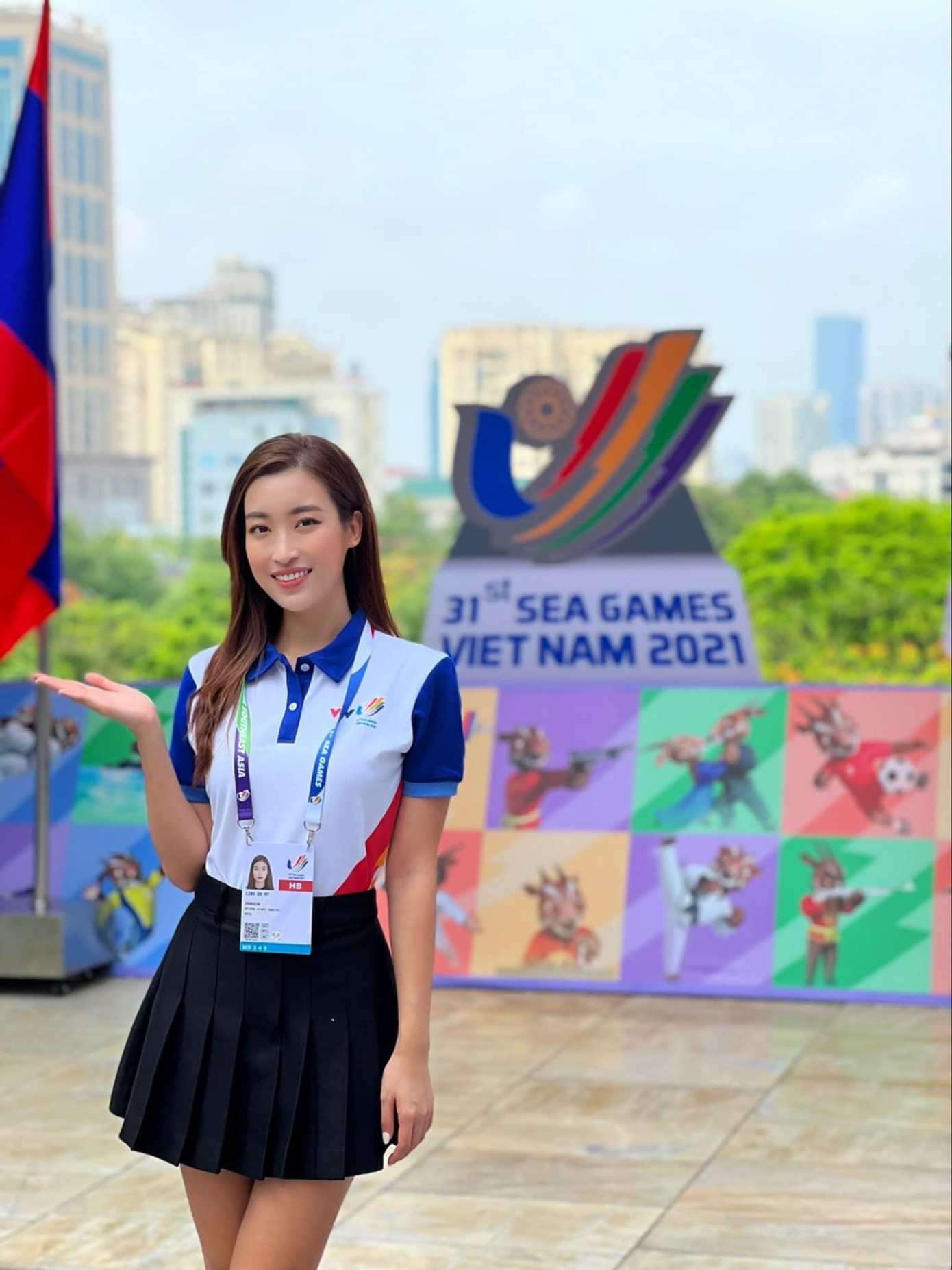 Khi tác nghiệp tại SEA Games 31 vừa qua, Đỗ Mỹ Linh diện trang phục năng động và cá tính nhưng vẫn ghi điểm bởi nhan sắc rạng rỡ và xinh đẹp.