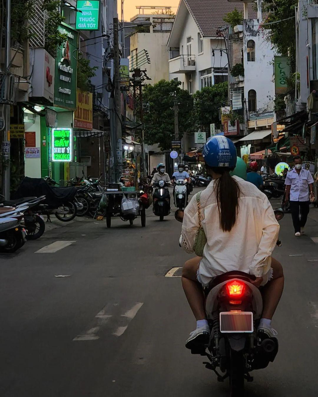 Catriona Gray mặc giản dị, ngồi xe máy đi khám phá ẩm thực đường phố.