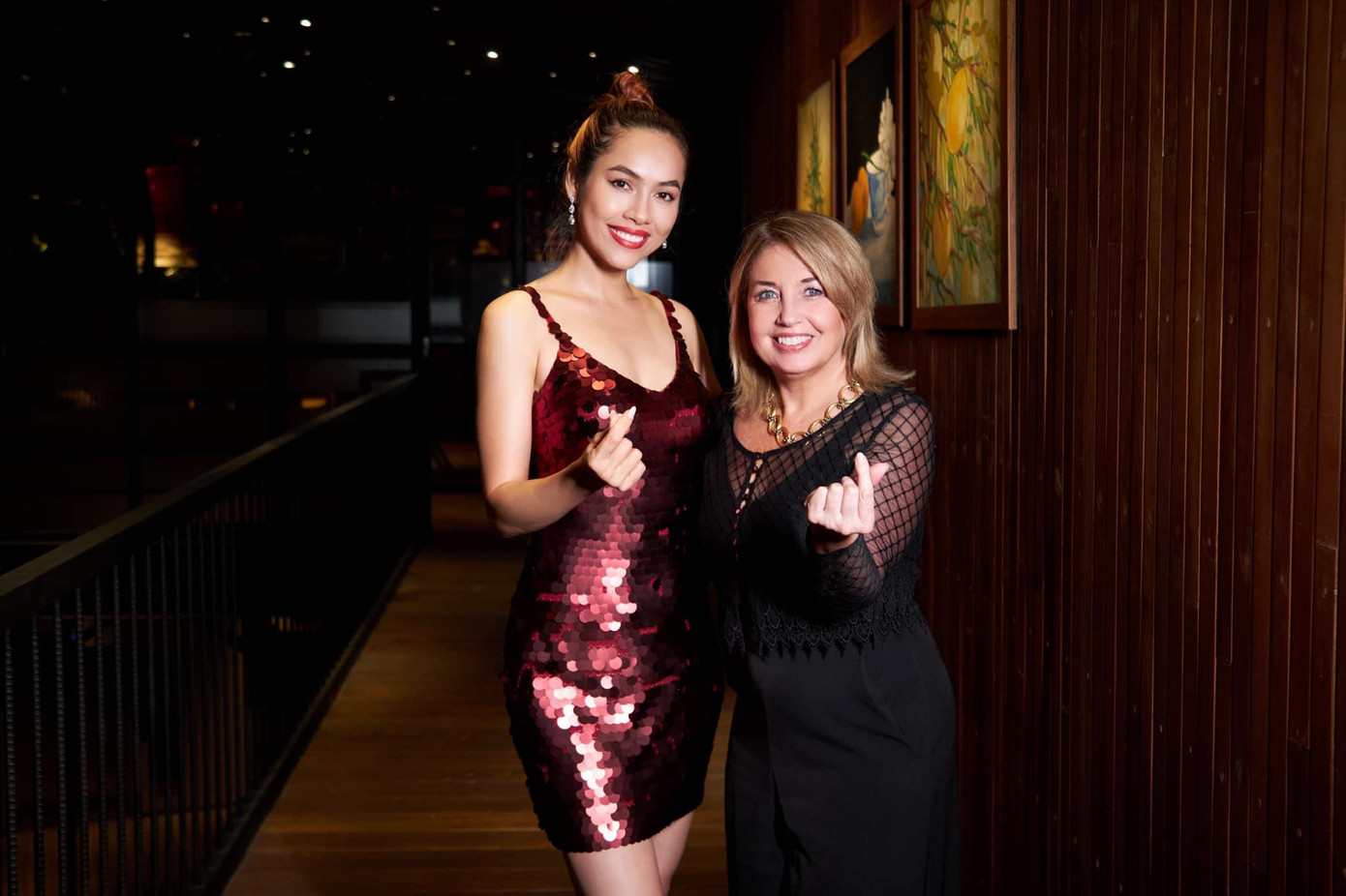 Hoàng My hội ngộ bà Paula Shugart - chủ tịch của tổ chức Miss Universe. Hoàng My hội ngộ bà Paula Shugart - chủ tịch của tổ chức Miss Universe.