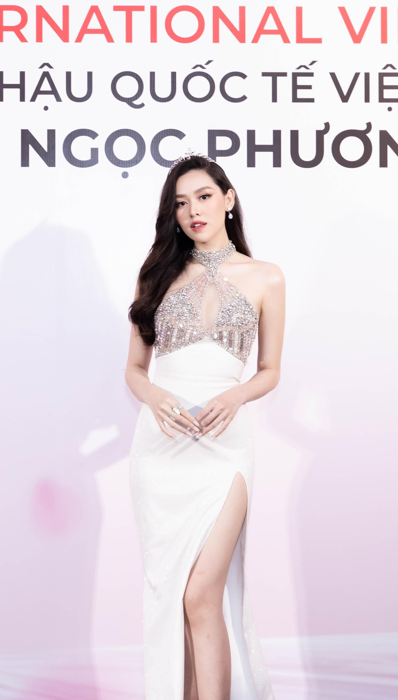 Bộ váy này trước đó cũng được Á hậu Tường San mặc khi tới tham dự buổi trao sash Miss International Vietnam 2022 cho Á hậu Phương Anh.