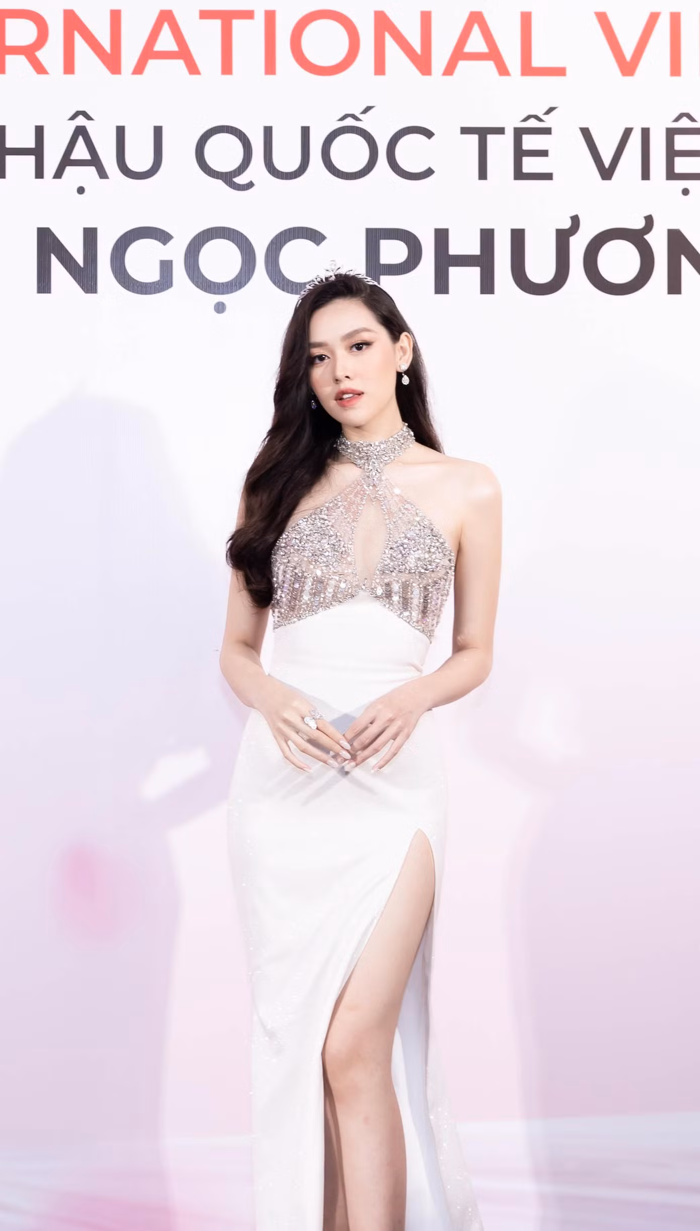 Bộ váy này trước đó cũng được Á hậu Tường San mặc khi tới tham dự buổi trao sash Miss International Vietnam 2022 cho Á hậu Phương Anh.