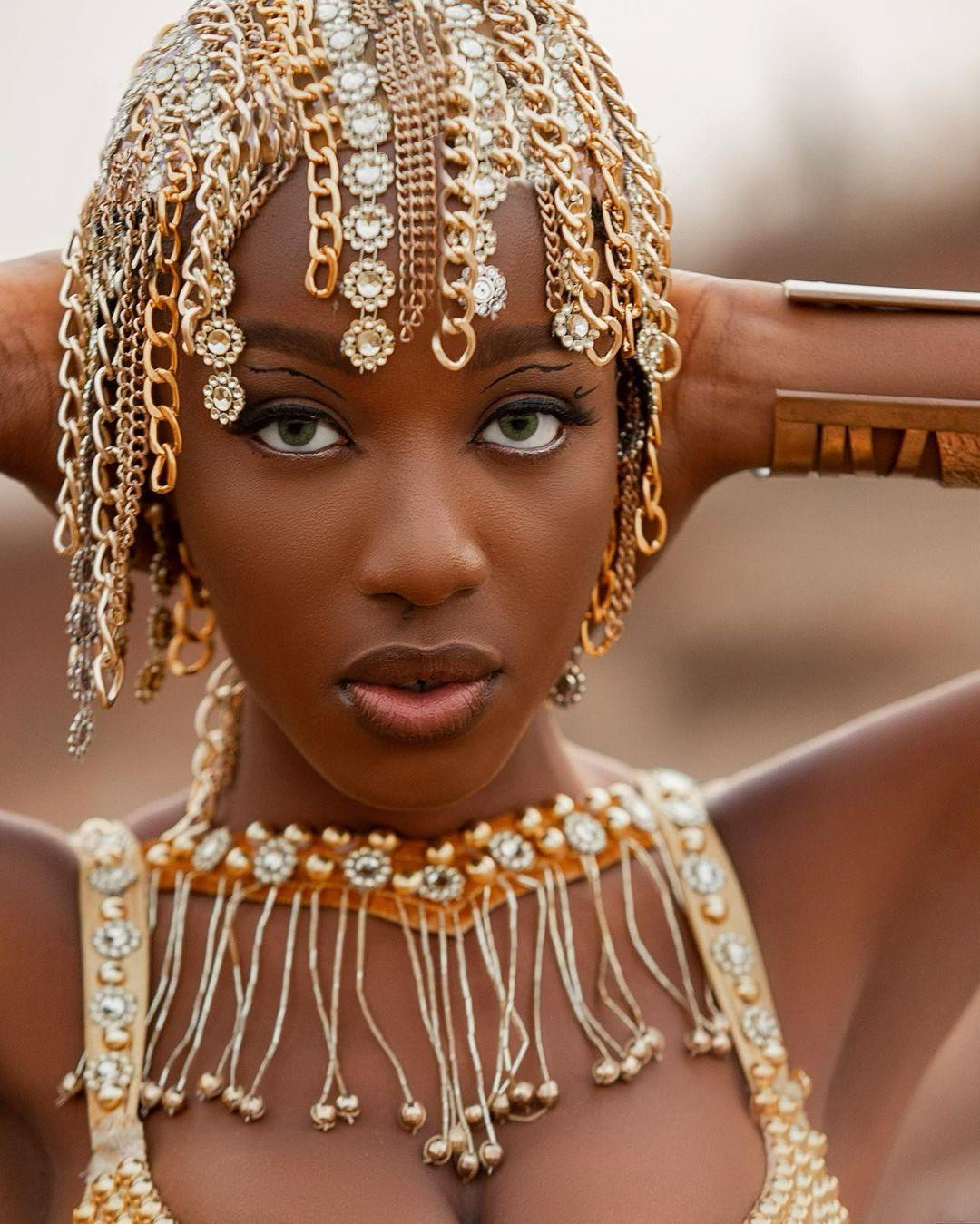 Cô sở hữu vẻ đẹp hoang dại và nóng bỏng đậm chất châu Phi.