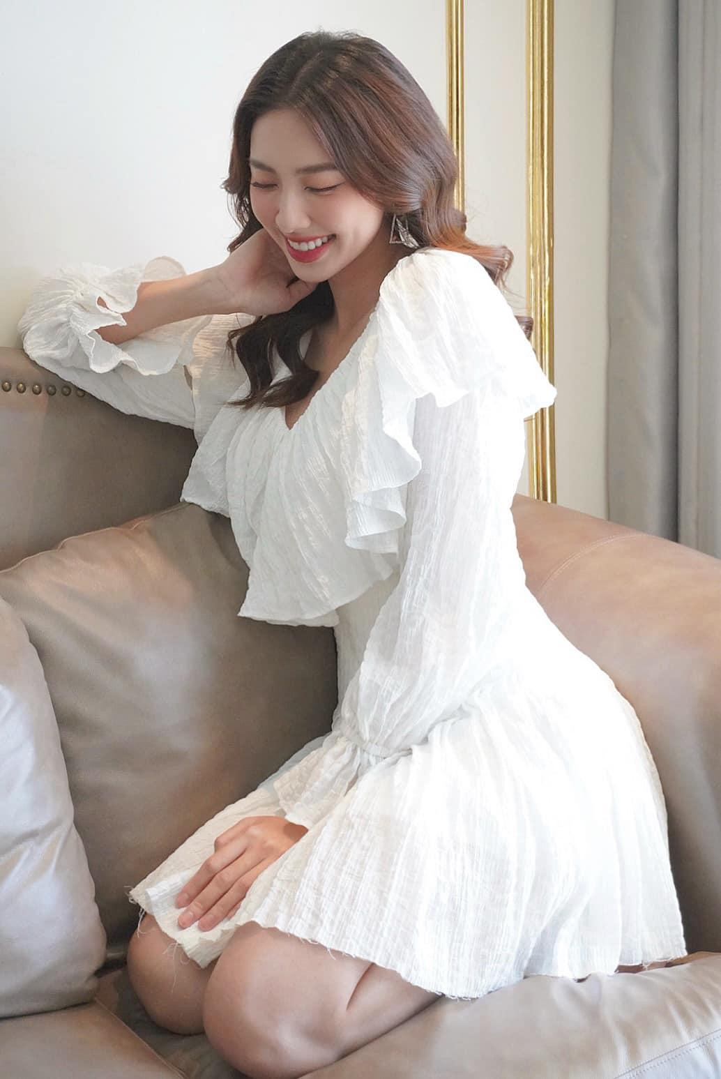 Bộ váy trắng tinh khiết cùng cách trang điểm tông màu nude nhẹ nhàng tôn nét đẹp trong sáng và duyên dáng của Hoa hậu Hòa bình Quốc tế 2021.