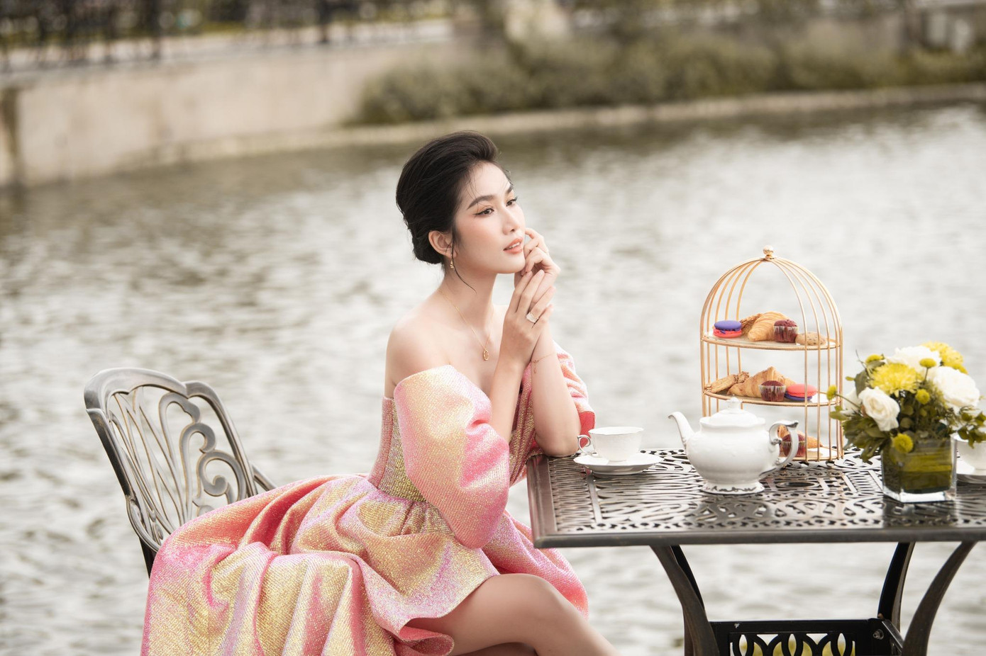 Thiết kế này cũng từng được Á hậu Phương Anh mặc trước đó khi hóa thân thành một nàng tiểu thư sang chảnh đang dùng trà chiều bên sông.