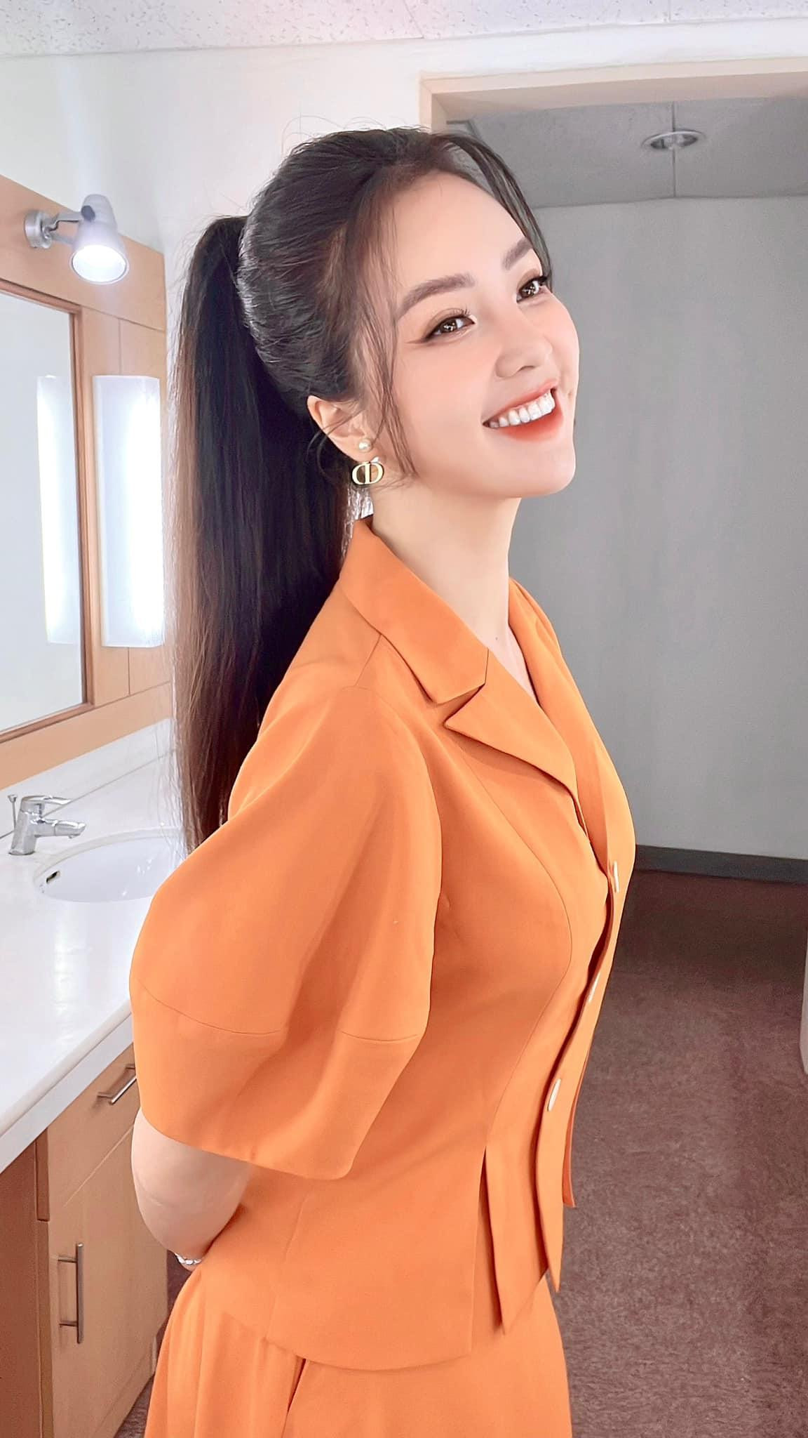 Á hậu Thuỵ Vân diện trang phục thanh lịch, kín đáo khi lên sóng VTV. Á hậu Thuỵ Vân diện trang phục thanh lịch, kín đáo khi lên sóng VTV.