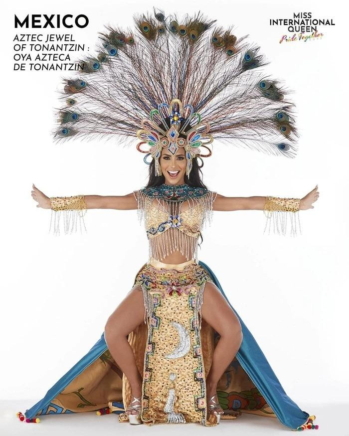 Người đẹp Mexico lấy ý tưởng từ chim công cho bộ trang phục dân tộc của mình. Người đẹp Mexico lấy ý tưởng từ chim công cho bộ trang phục dân tộc của mình.