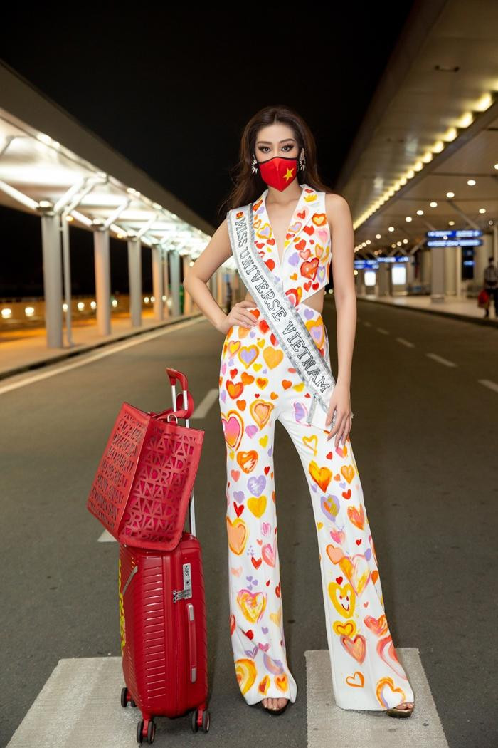Năm 2020, Hoa hậu Khánh Vân ra sân bay sang Mỹ tham dự Miss Universe. Cô nổi bật ở sân bay với bộ jumpsuit màu trắng được vẽ các hoạ tiết trái tim.