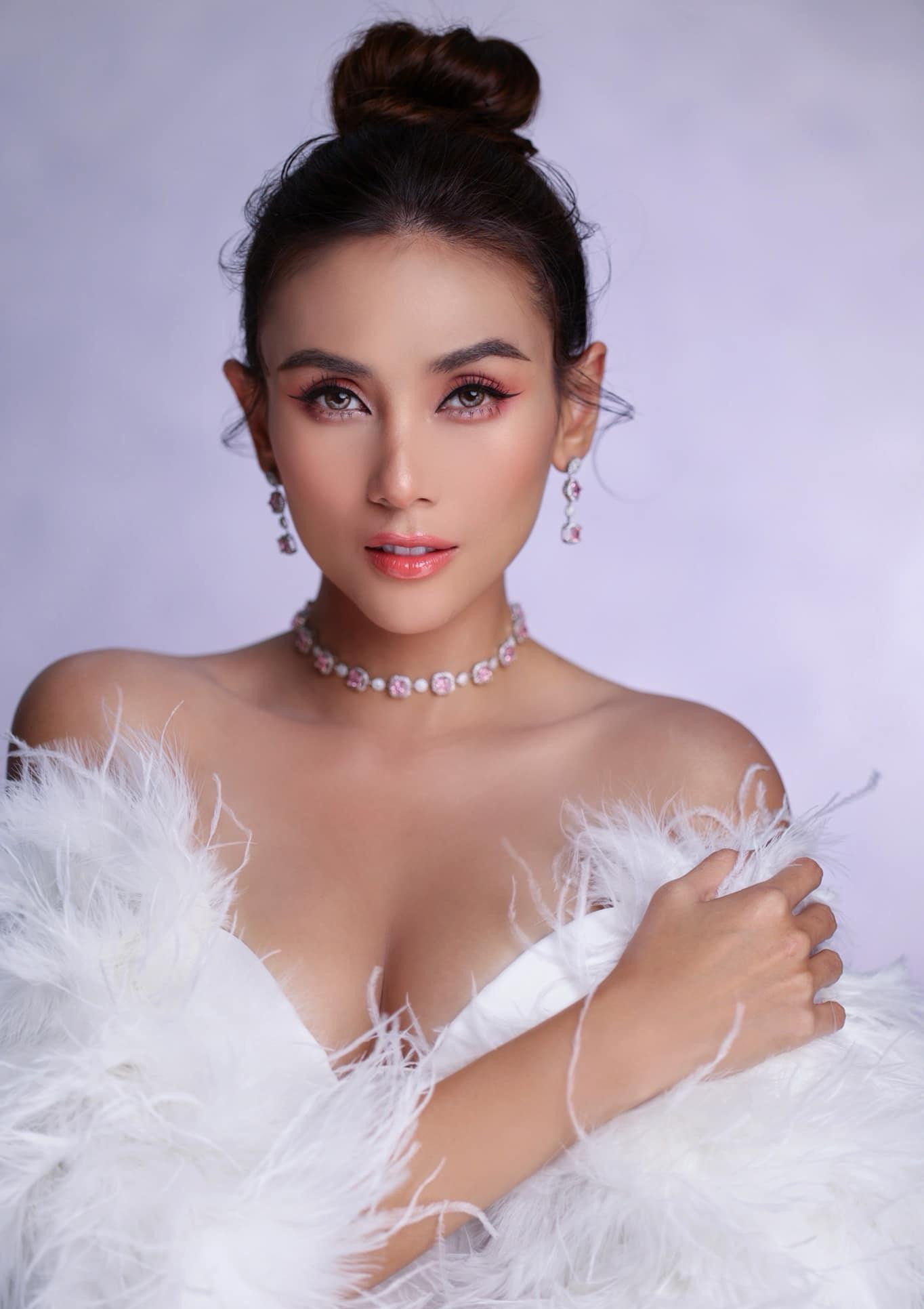 Á hậu Võ Hoàng Yến mặc váy lông vũ trễ nải vòng một nóng bỏng.