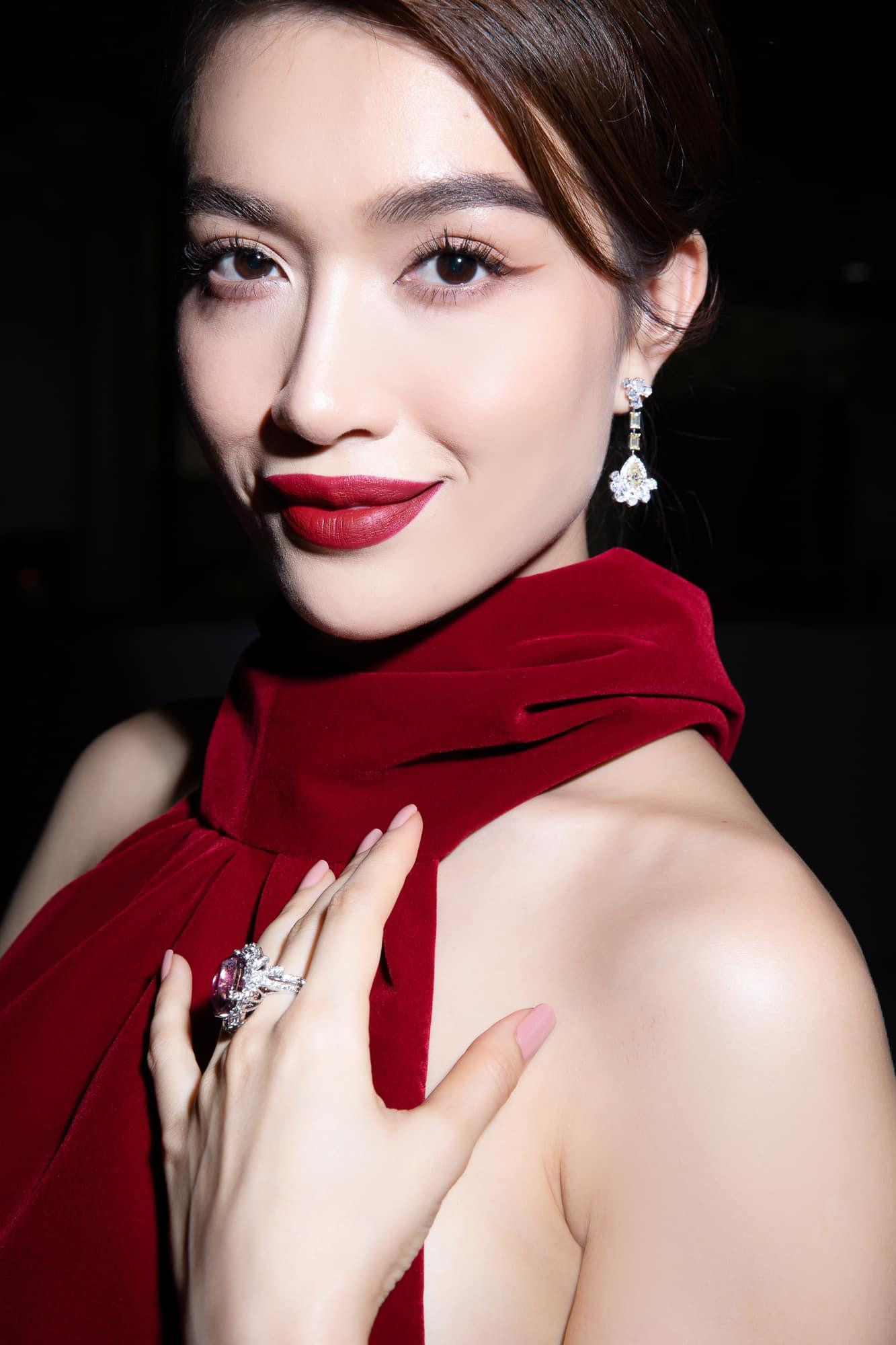 Á hậu Lệ Hằng đẹp kiều diễm, lộng lẫy với gam màu đỏ bí ẩn.