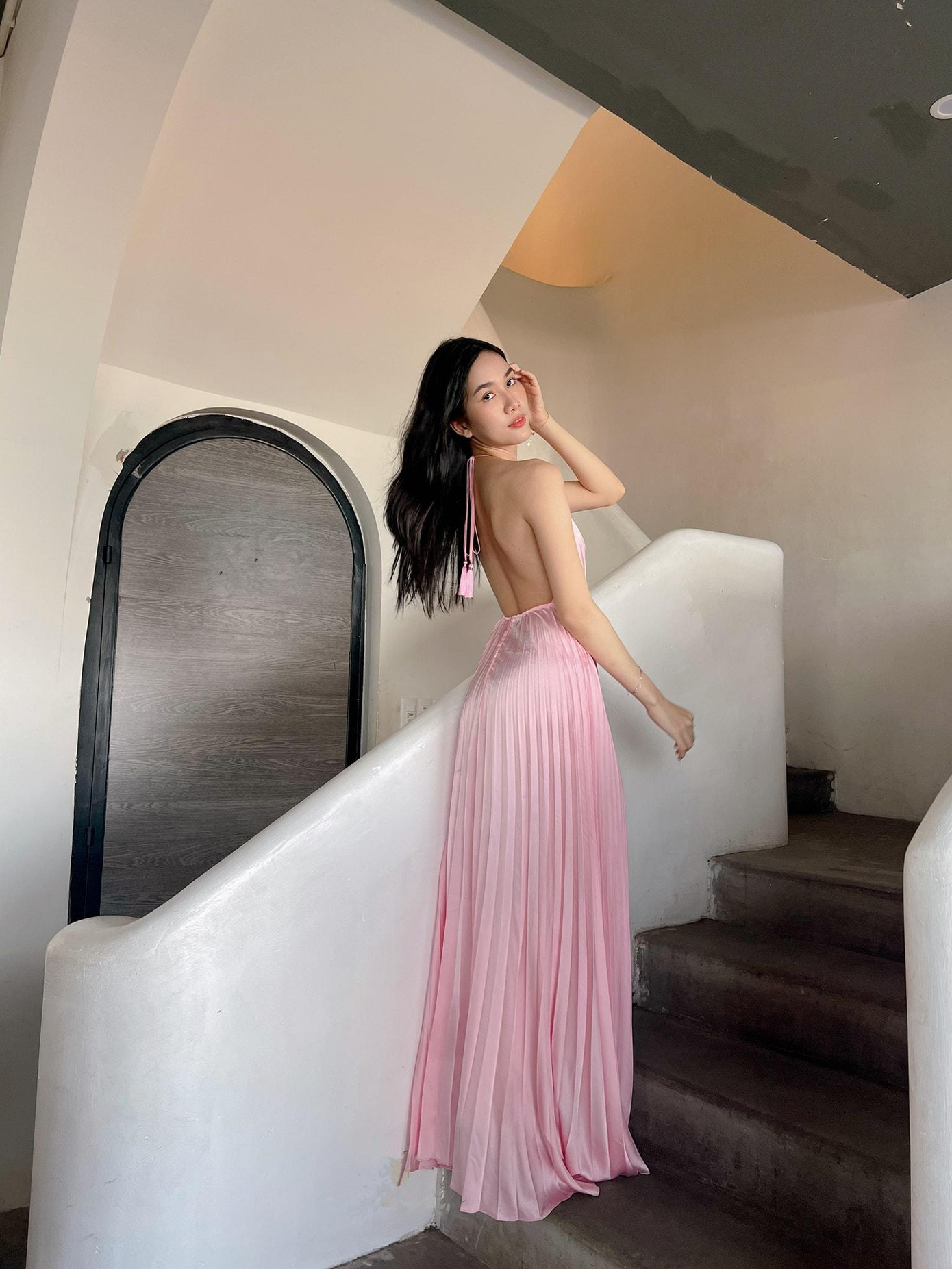 Á hậu Phương Anh diện váy xếp ly màu hồng khoe lưng ong quyến rũ.