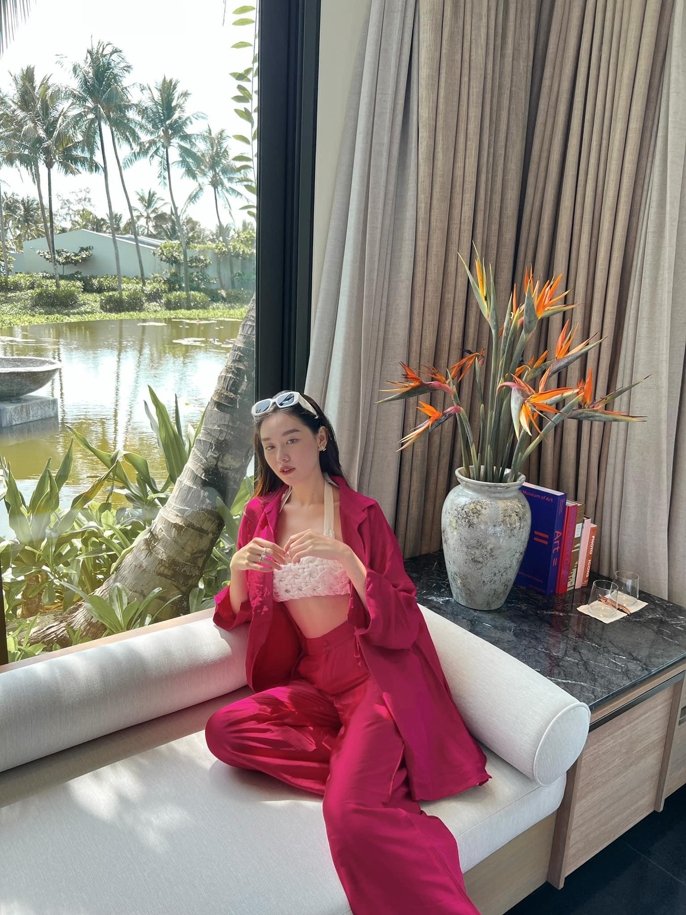 Á hậu Tường San khoe eo thon nóng bỏng với áo bra-top.