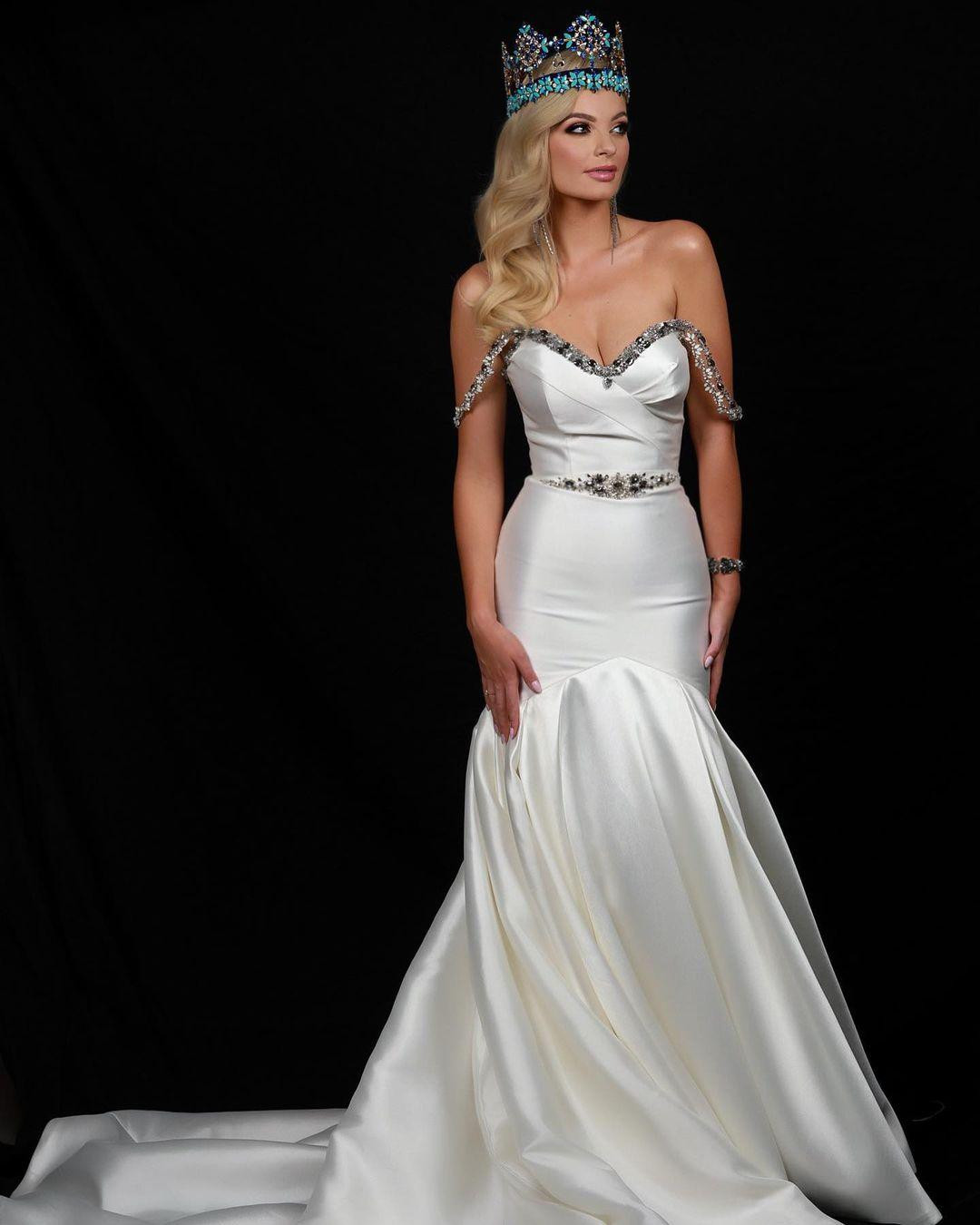 Karolina Bielawska rất tích cực hoạt động xã hội và từ thiện. Tại Miss World, cô giới thiệu dự án nhân ái liên quan việc nâng cao nhận thức về phòng chống ung thư vú.