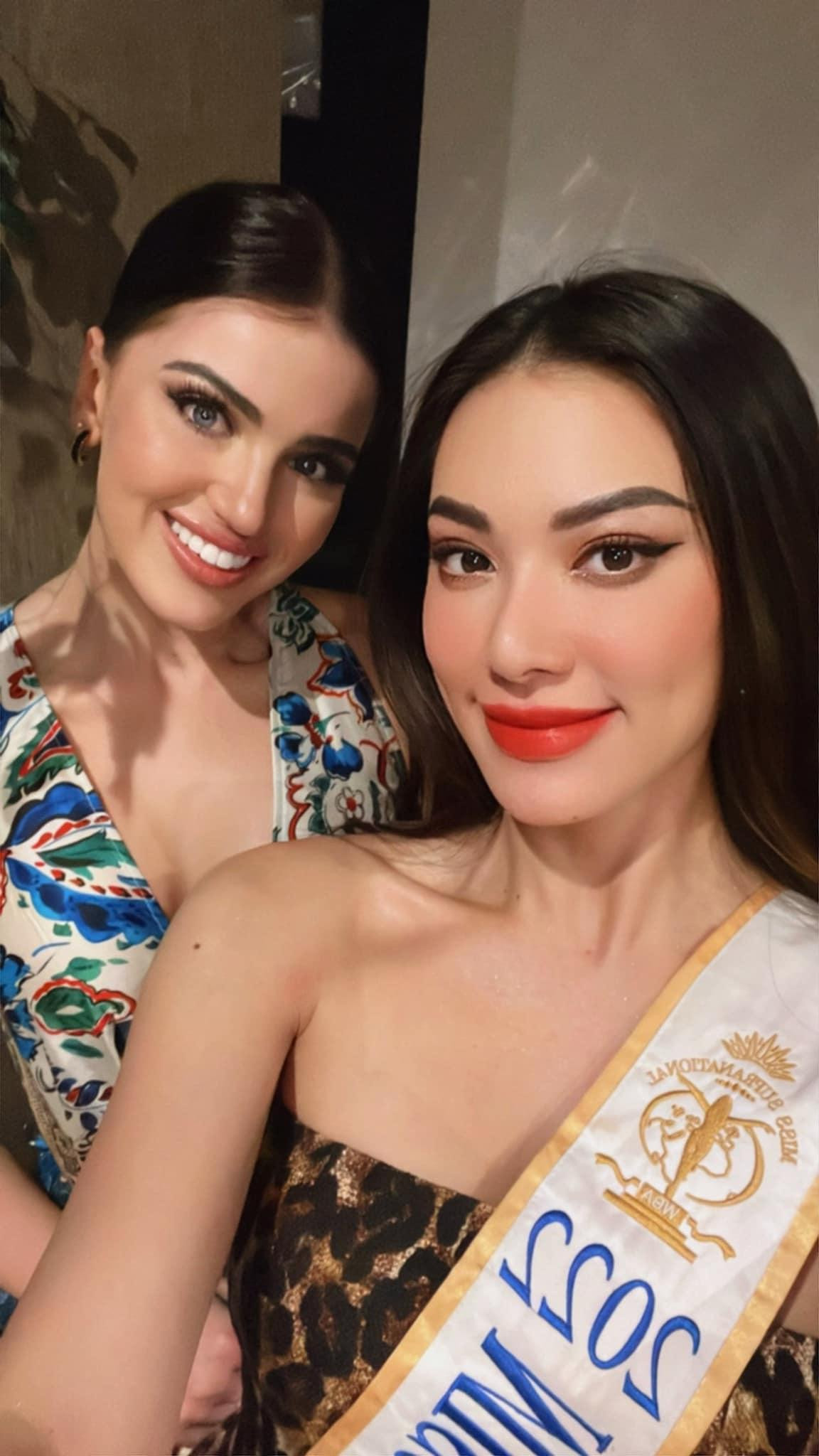 Kim Duyên cũng có dịp hội ngộ với đương kim Hoa hậu Siêu quốc gia 2022 trong ngày đầu tiên dự thi.