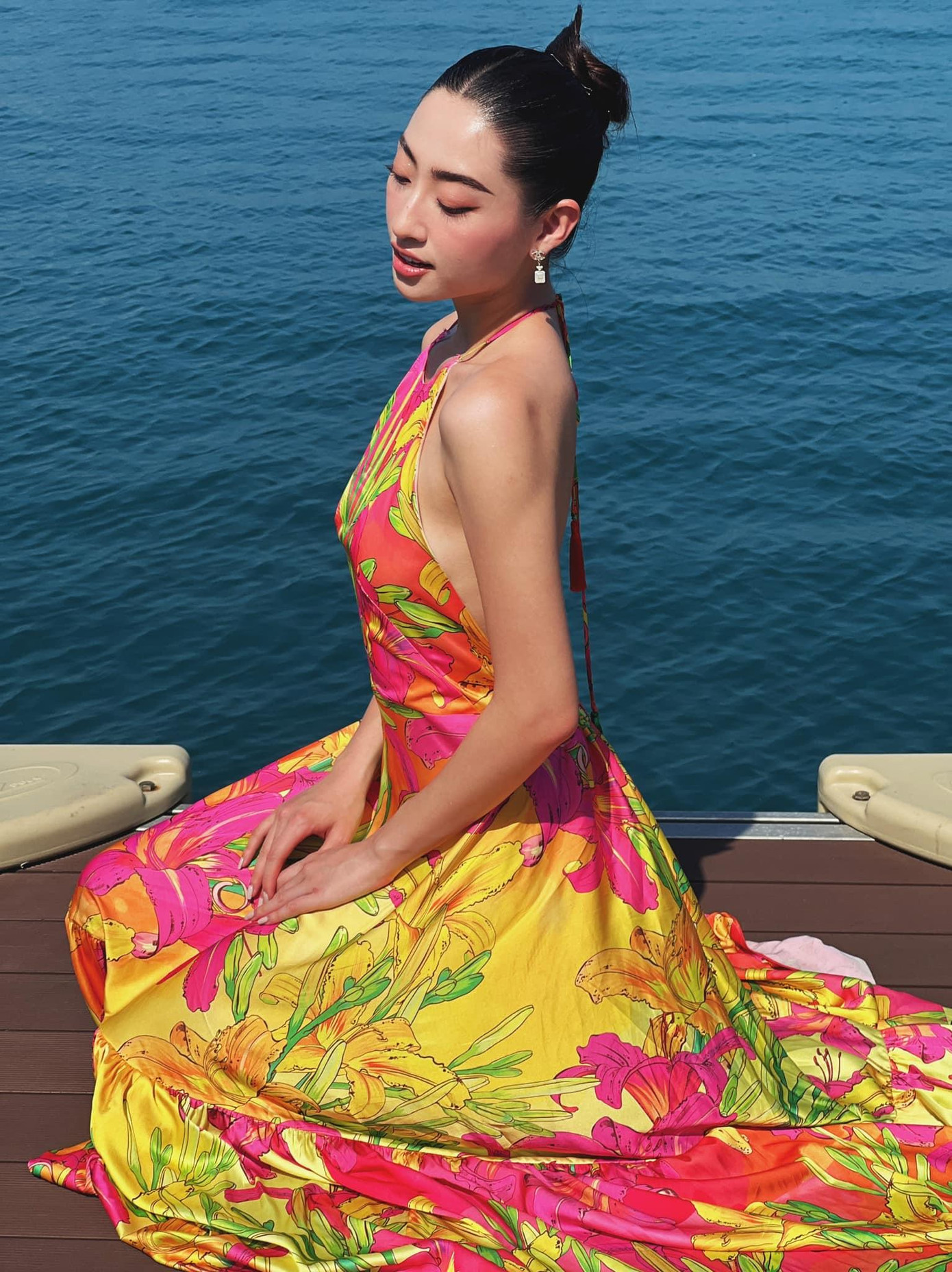 Sở hữu tấm lưng trần cực kỳ nuột nà và quyến rũ nên Hoa hậu Lương Thùy Linh rất chuộng những kiểu váy có thể khoe được lợi thế của mình khi đi biển.