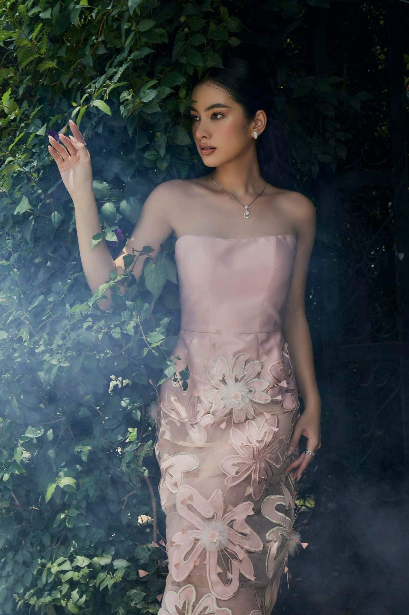 Người đẹp Cẩm Đan đẹp yêu kiều tựa như công chúa trong truyện cổ tích với bộ váy hồng đính hoa cầu kỳ.