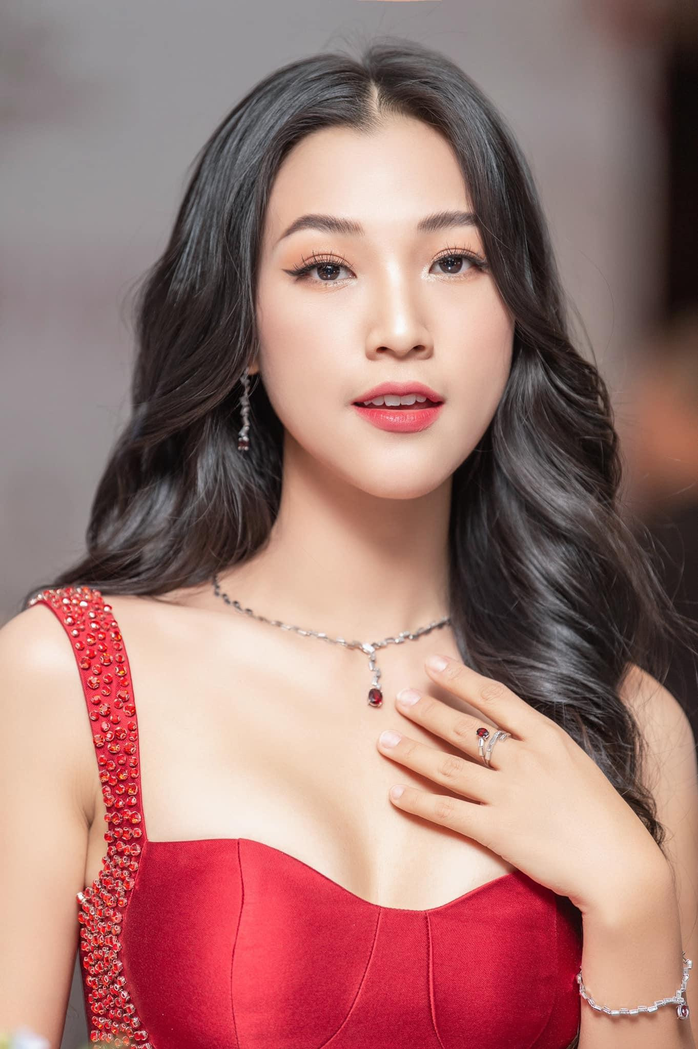 Hoàng Oanh và Jack Cole về chung một nhà đầu tháng 12/2019. Jack sinh năm 1989, là người Mỹ lai Đức nhưng sinh sống và làm việc ở Singapore. Cặp đôi đón con đầu lòng tên Max vào năm 2020 nhưng Hoàng Oanh phải xa ông xã 6 tháng vì dịch COVID-19. Chồng cô bị kẹt lại ở Singapore do các nước thực hiện đóng cửa, giãn cách xã hội.