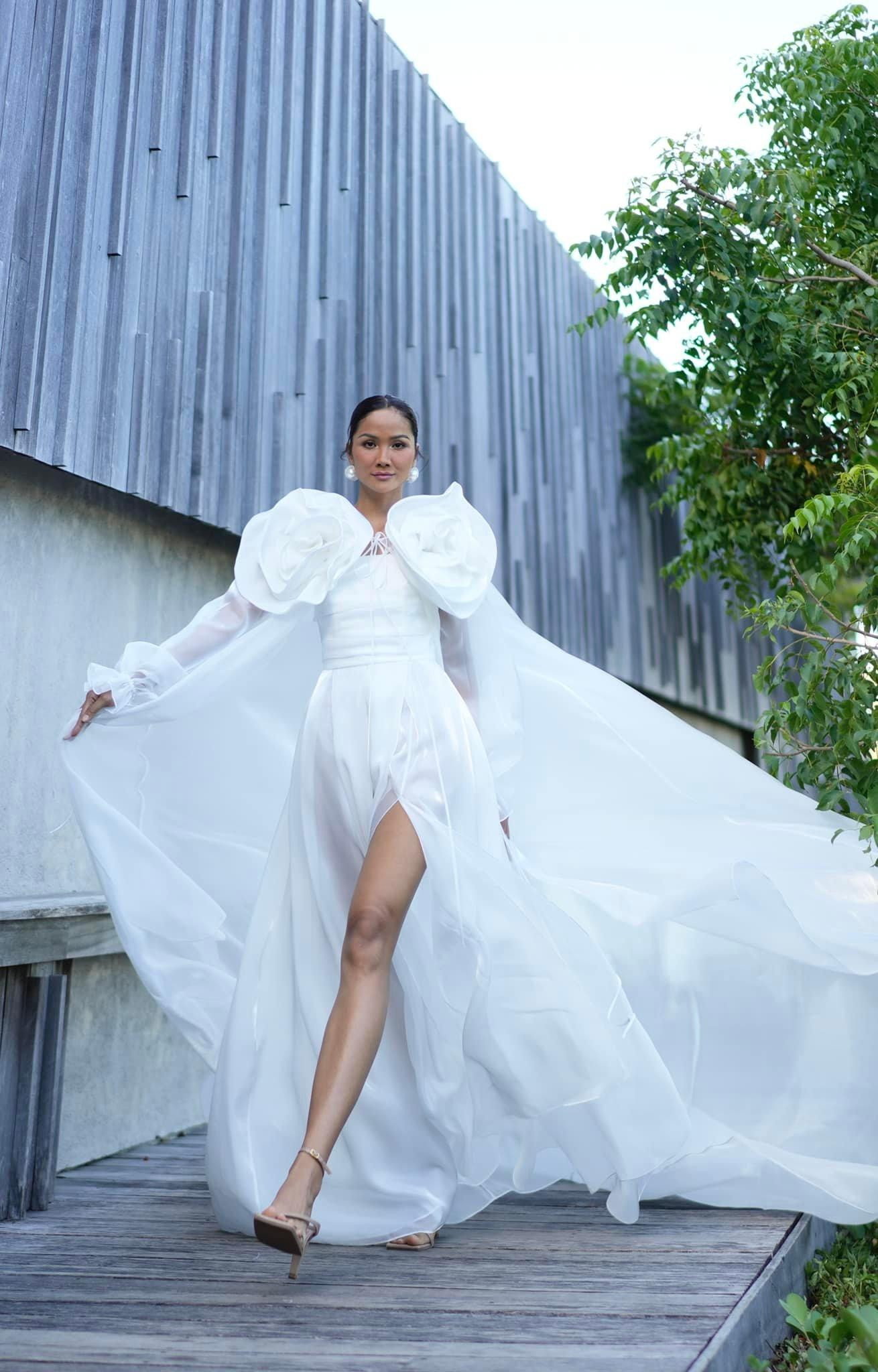 Mới đây, Hoa hậu H'Hen Niê tham dự một sự kiện thời trang. Cô đẹp tựa 'nữ thần' trên sàn catwalk bên biển với bộ váy trắng bay bổng.