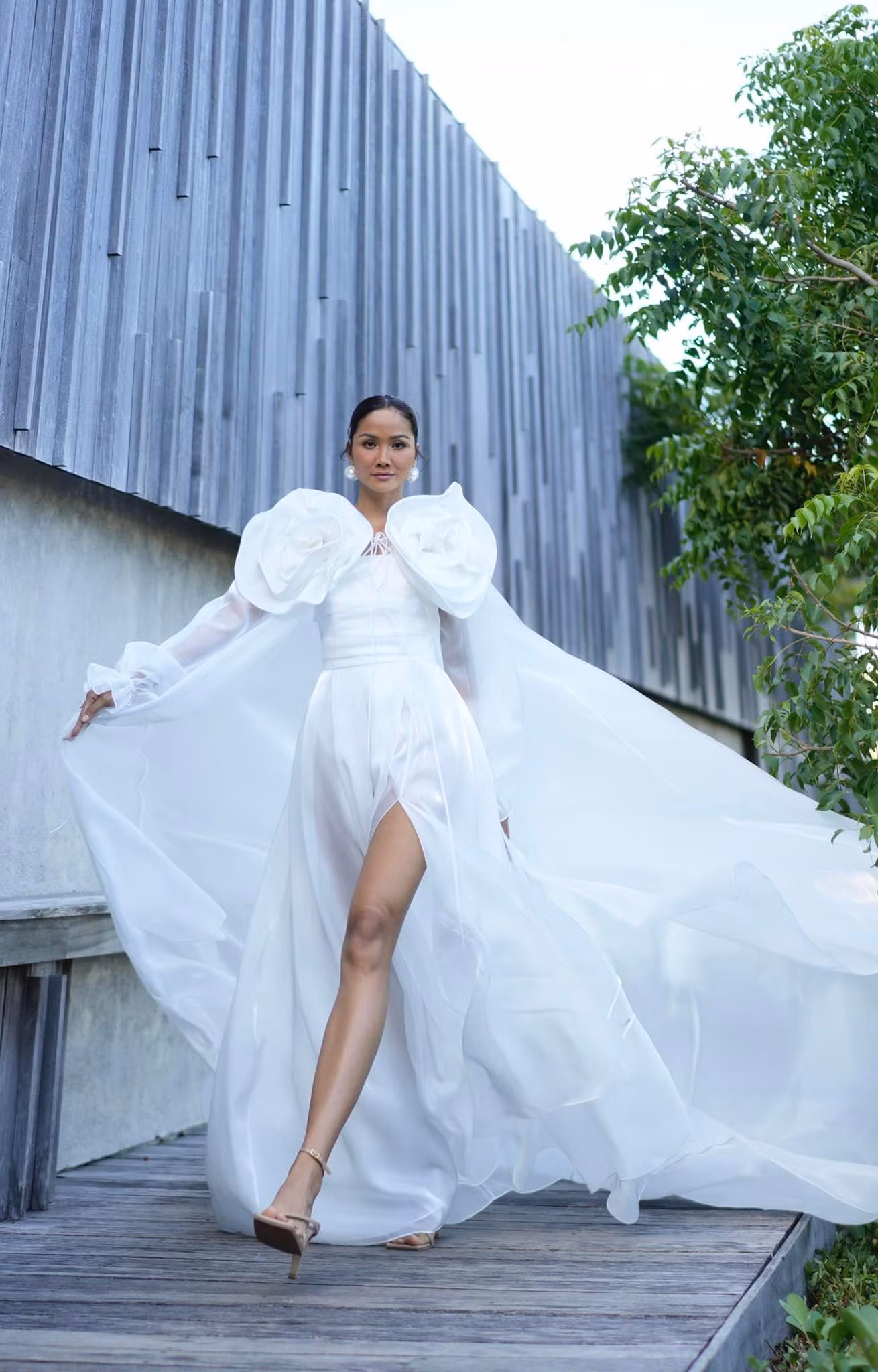 Mới đây, Hoa hậu H'Hen Niê tham dự một sự kiện thời trang. Cô đẹp tựa 'nữ thần' trên sàn catwalk bên biển với bộ váy trắng bay bổng.