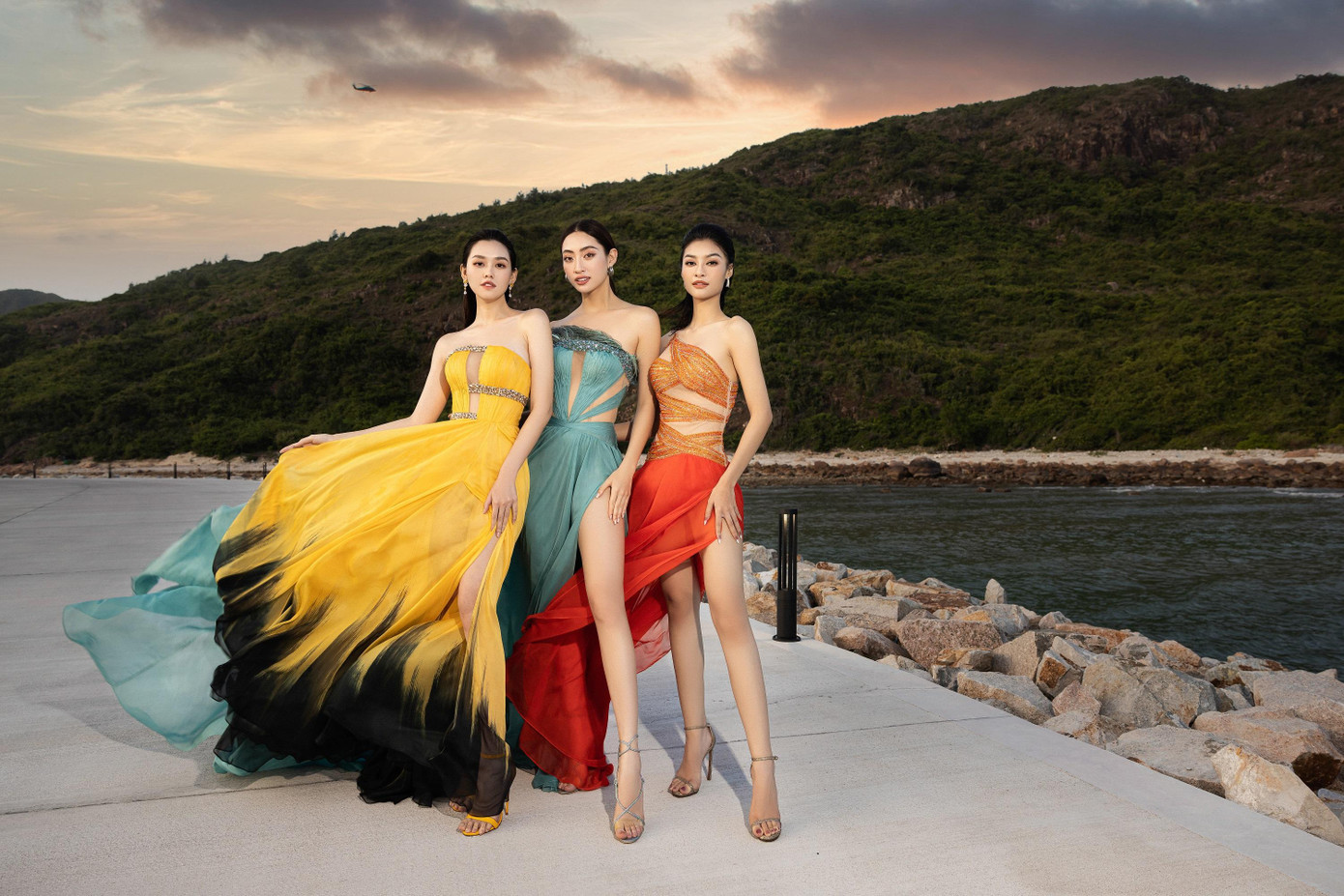 Sau đăng quang Lương Thùy Linh và Lona Kiều Loan tích cực hoạt động trong showbiz. Sự xuất hiện của hai cô nàng luôn nhận được sự quan tâm từ công chúng dù bất kỳ nơi đâu. Xuất hiện liên tục trên các nền tảng mạng xã hội hai nàng hậu nhận về hàng loạt yêu thích từ fans hâm mộ.