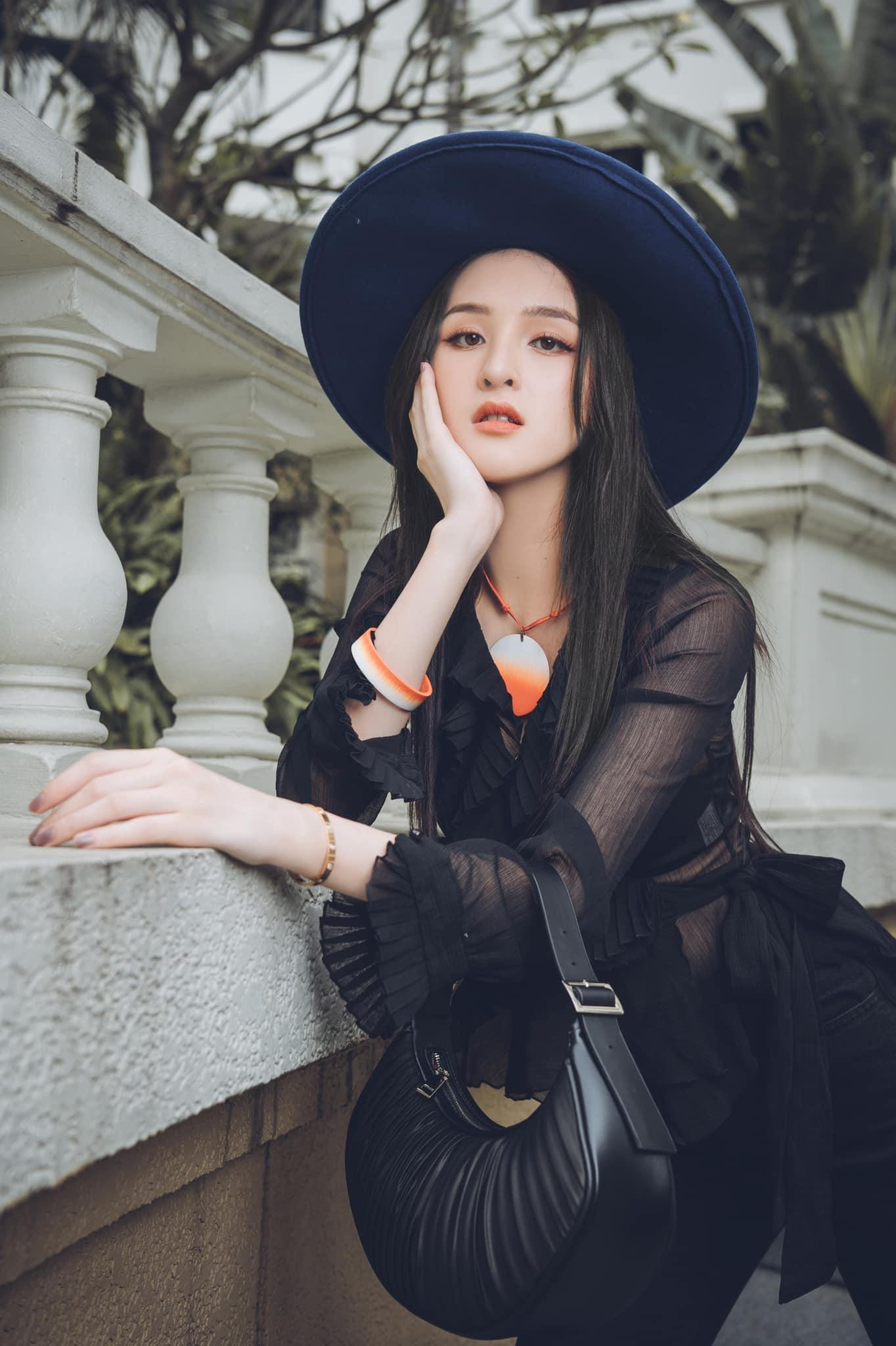 Đôi khi cô lựa chọn phong cách cá tính và hiện đại với trang phục tông màu đen kết hợp cùng mũ rộng vành sành điệu.