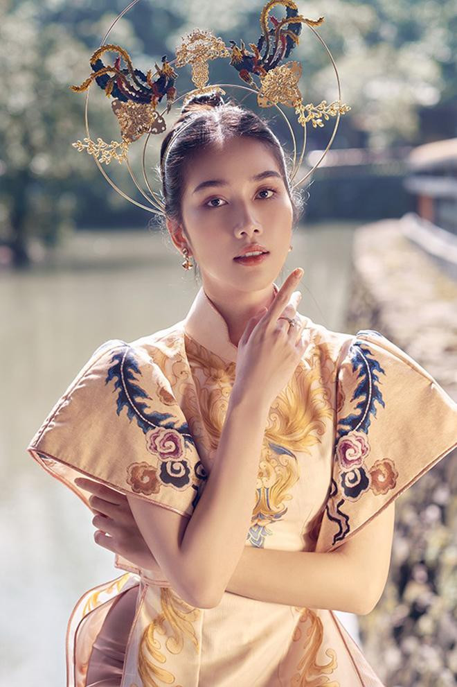 Bà Phạm Kim Dung – chủ tịch của Miss International Vietnam cũng hé lộ bộ áo dài mà Á hậu Phương Anh sẽ mang tới Hoa hậu Quốc tế 2022 có giá trị lên tới gần nửa tỷ đồng khiến các khách mời bất ngờ và háo hức mong chờ đại diện Việt Nam sẽ tạo nên sự đột phá cho phần thi trang phục dân tộc tại cuộc thi Hoa hậu Quốc tế năm nay.