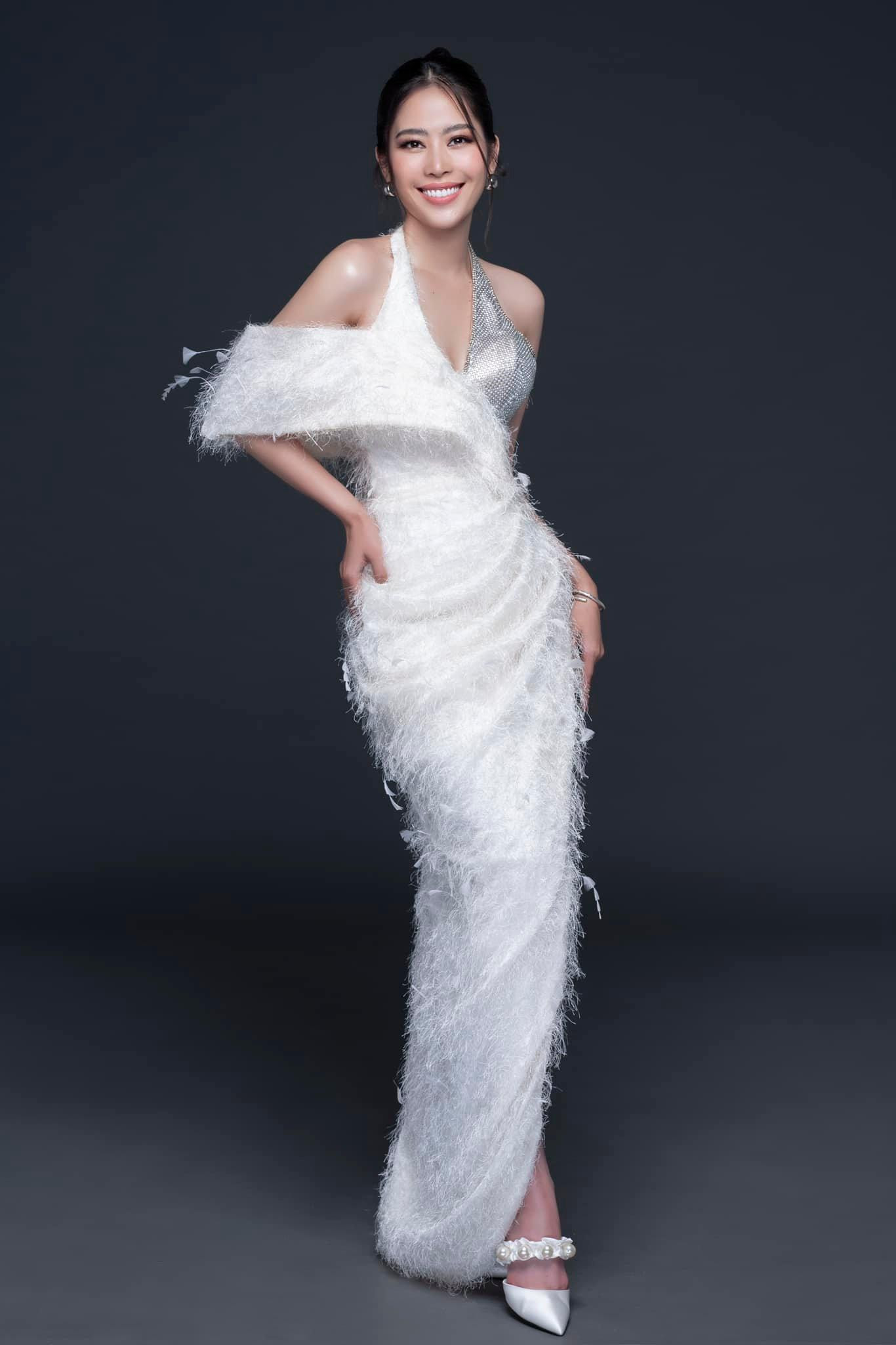 Thiết kế có kiểu dáng bất đối xứng độc đáo tôn lên nhan sắc yêu kiều và lộng lẫy của người đẹp Tiền Giang.