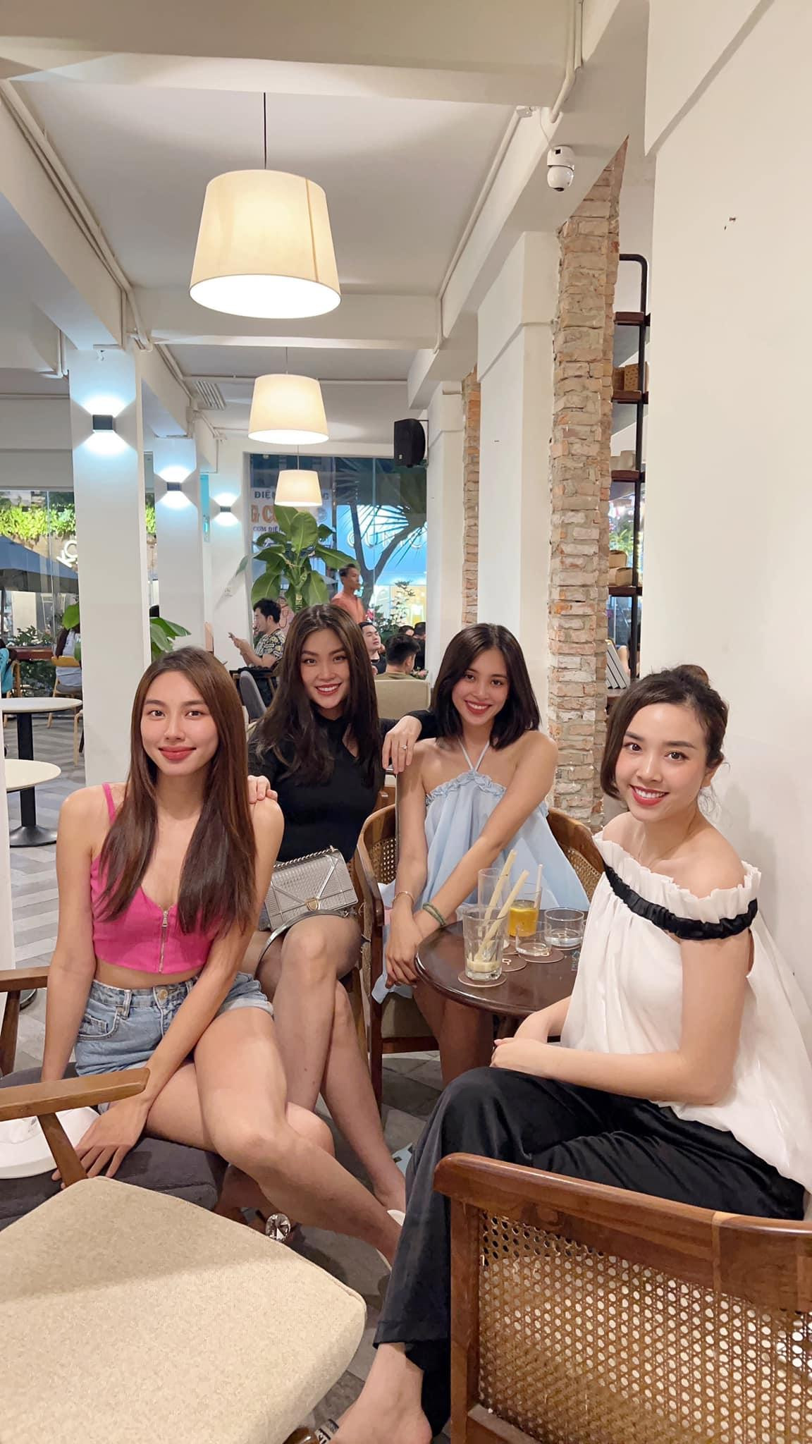 Hoa hậu Thuỳ Tiên vui mừng hội ngộ các 'chị em bông hậu': Hoa hậu Tiểu Vy, Á hậu Diễm Trang, Á hậu Thuý An.