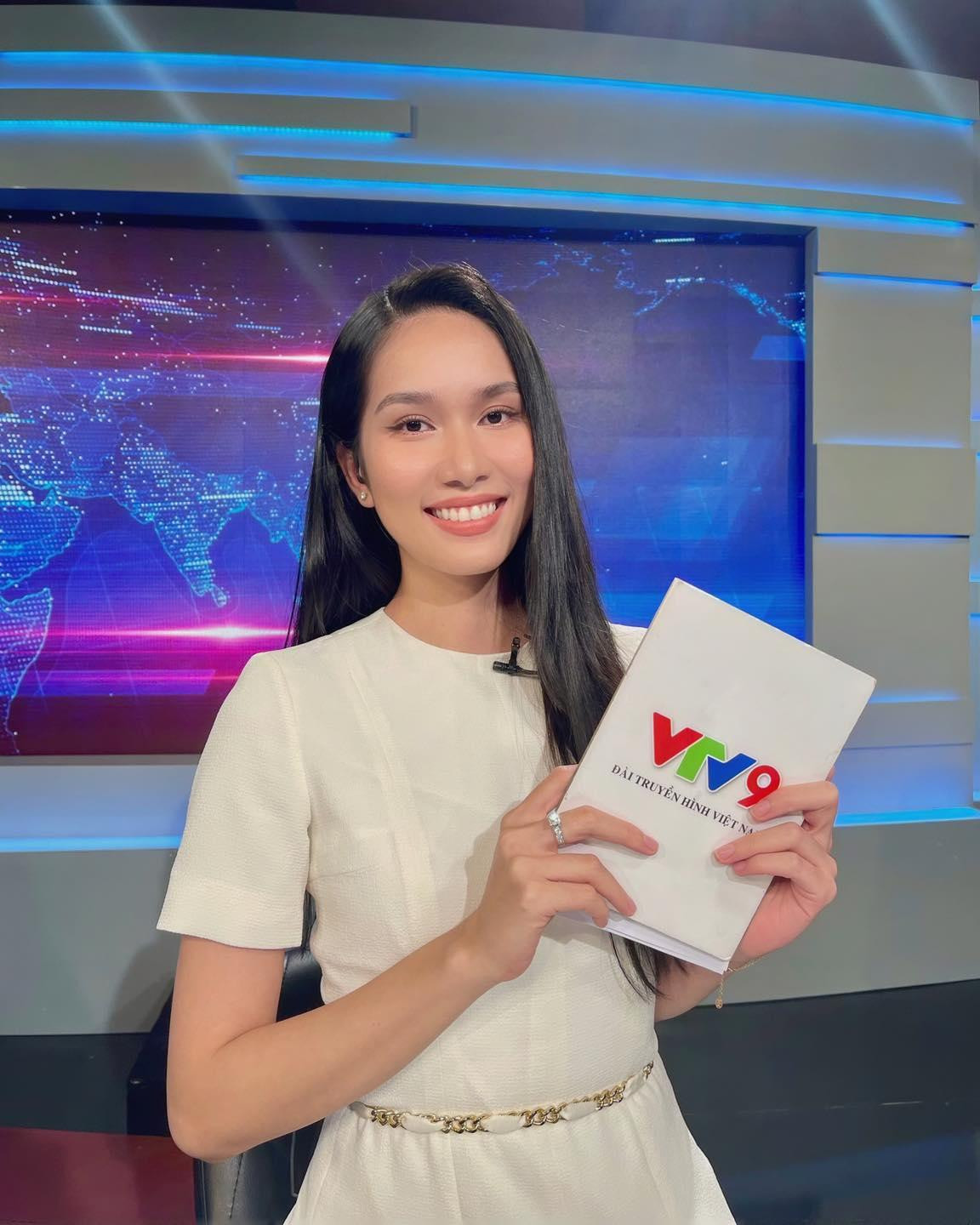 Mới đây, Á hậu Phương Anh cũng gia nhập đội ngũ người đẹp đầu quân về VTV khi trở thành MC của chương trình Toàn cảnh 24h trên VTV9.